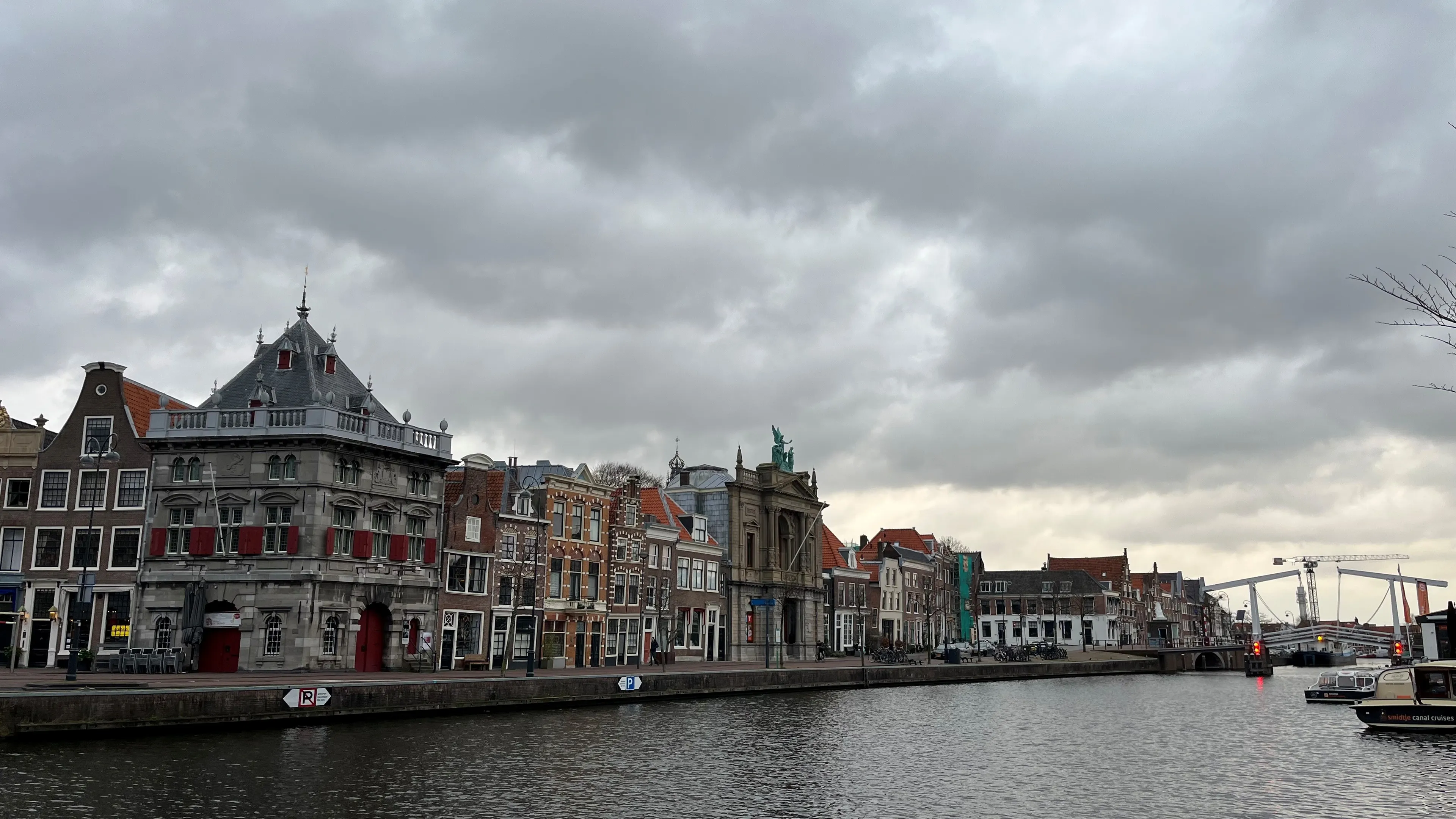 Stevige wind en buien zaterdag, volgende week opvallend zacht en zonnig