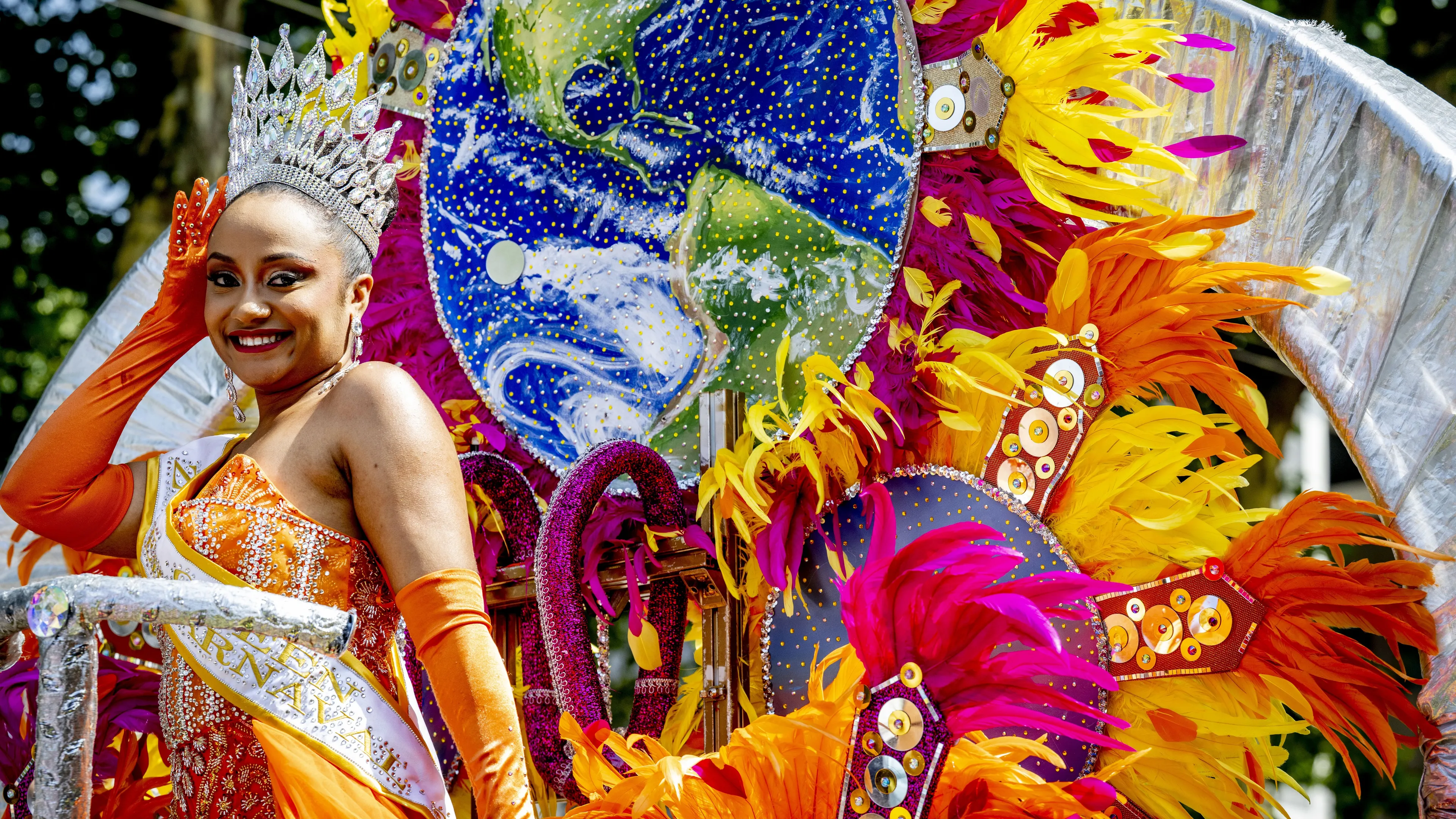 Zomercarnaval kleurt Rotterdam: tienduizenden genieten van zon en samba