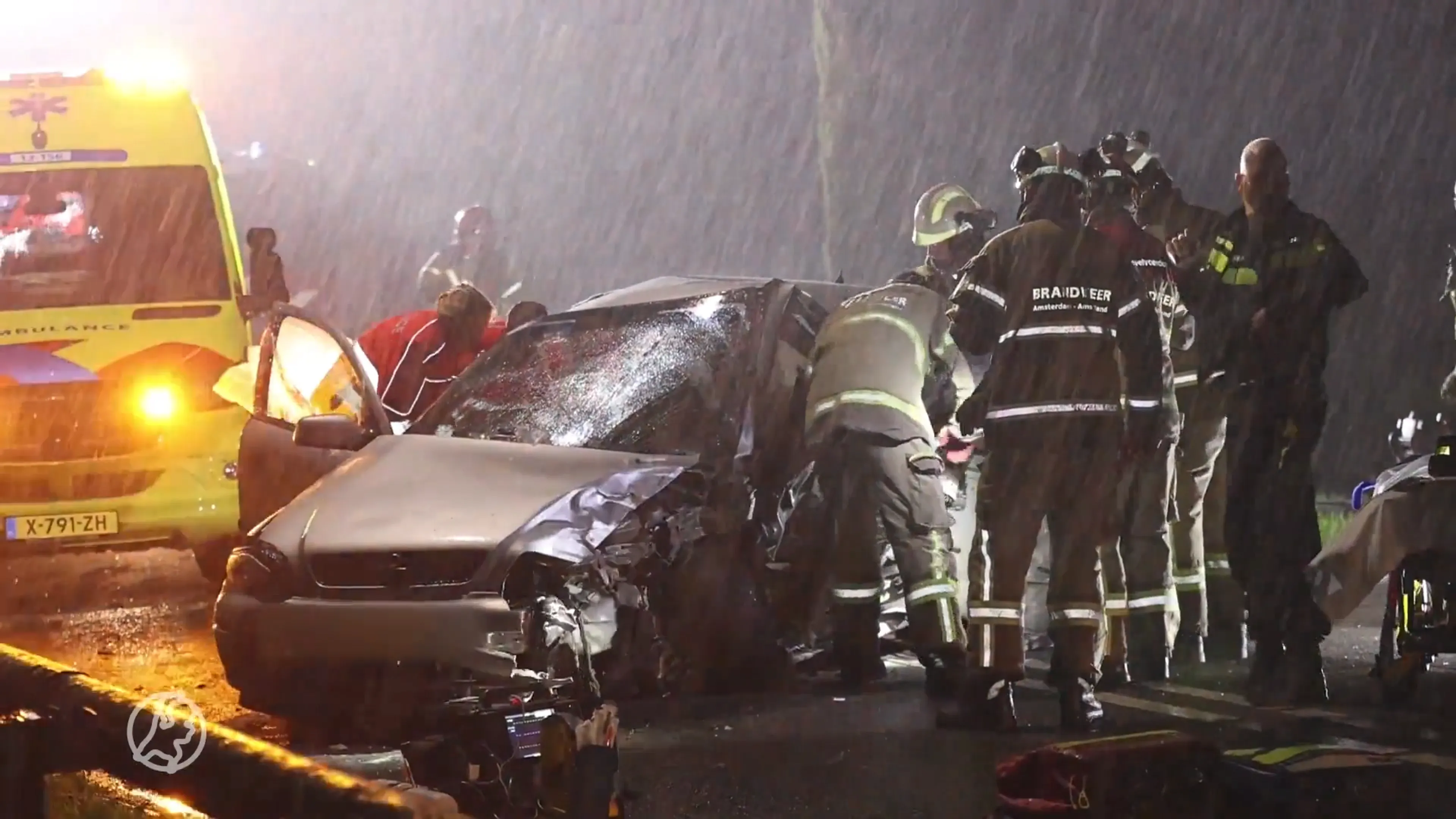 Ernstig ongeval in Diemen: brandweer moet slachtoffer uit auto bevrijden