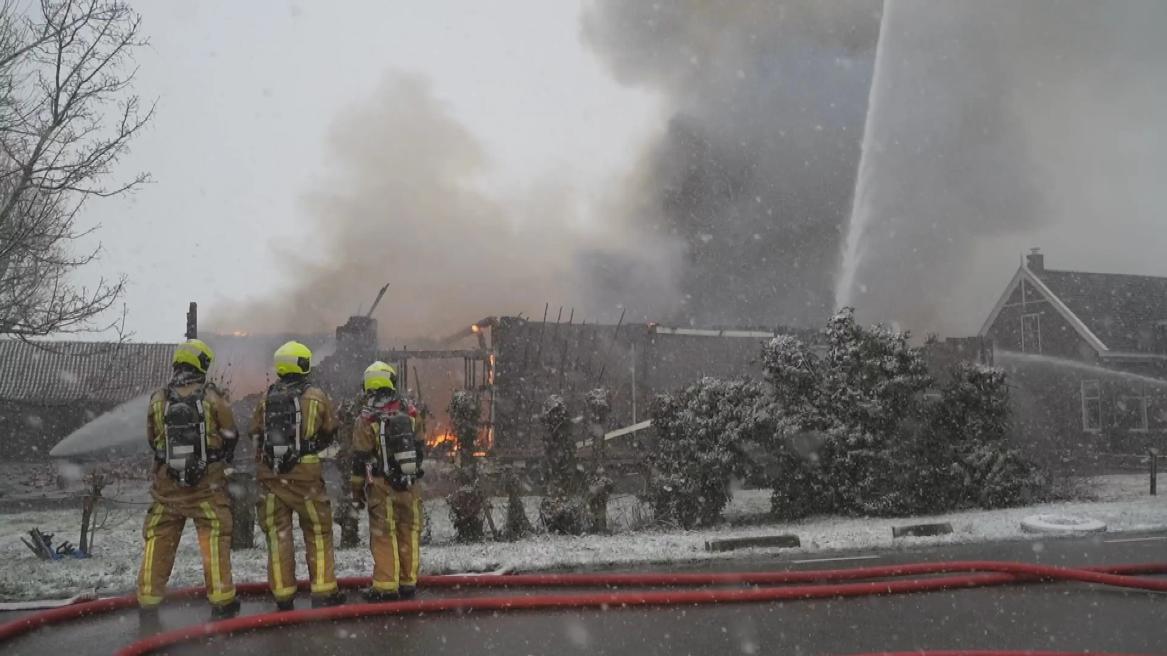 Uitslaande brand legt schuur Moerkapelle volledig in de as