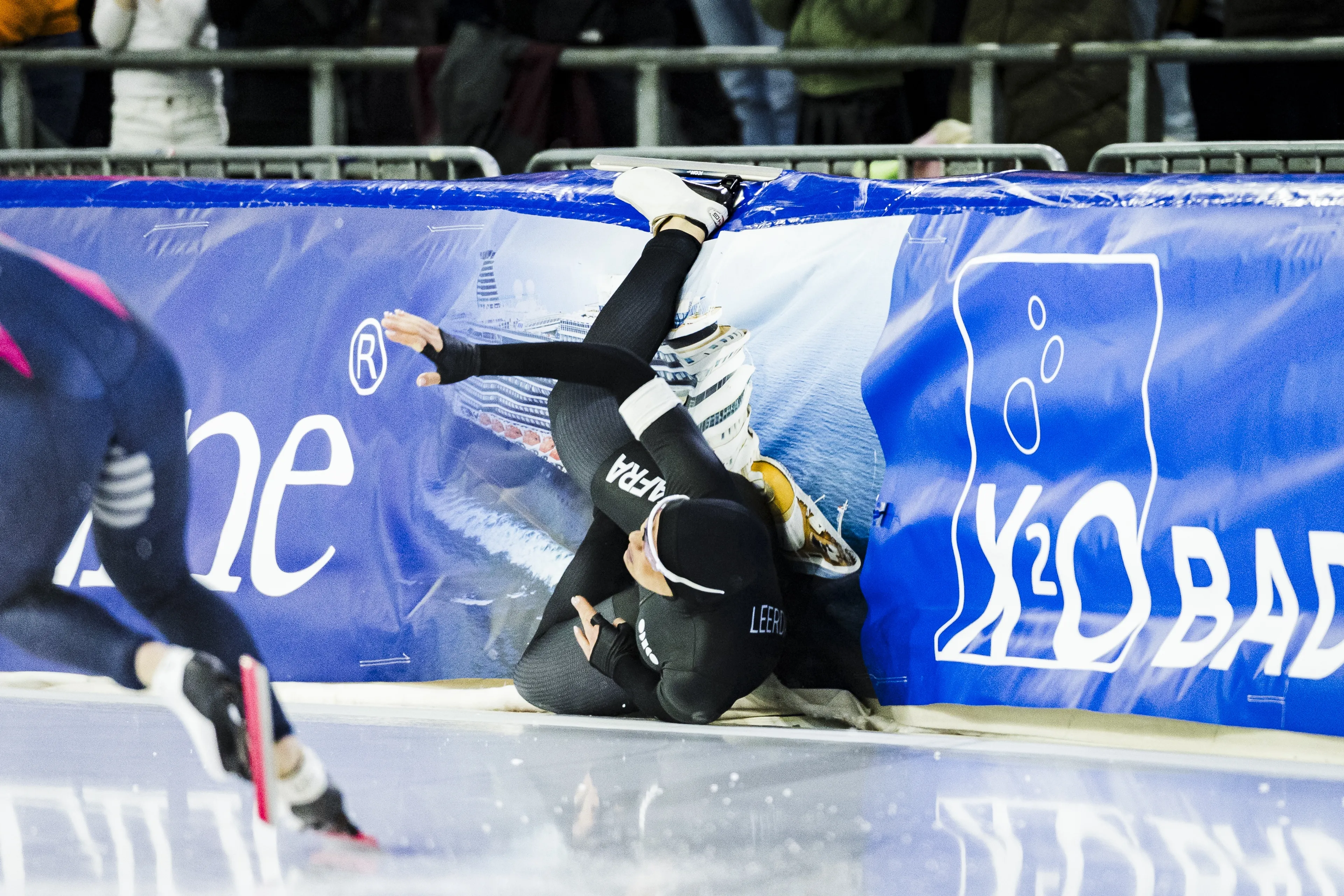 Schaatsster Jutta Leerdam komt ten val op de 1000 meter