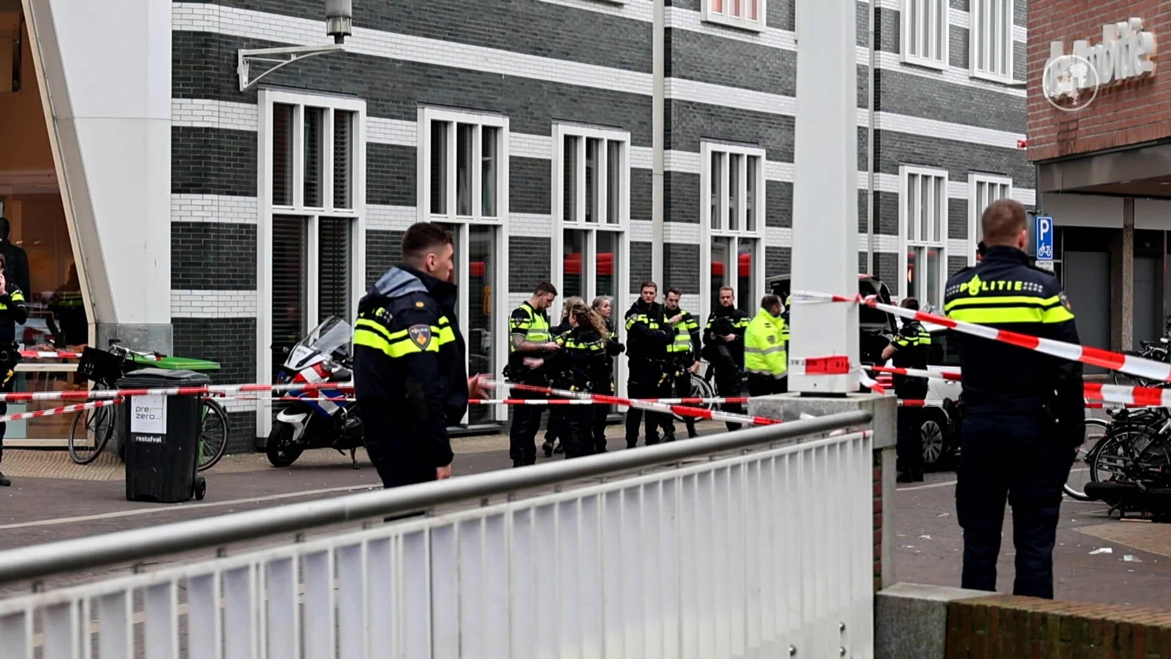 Minderjarigen beroven winkel, agent met hamer op hoofd geslagen