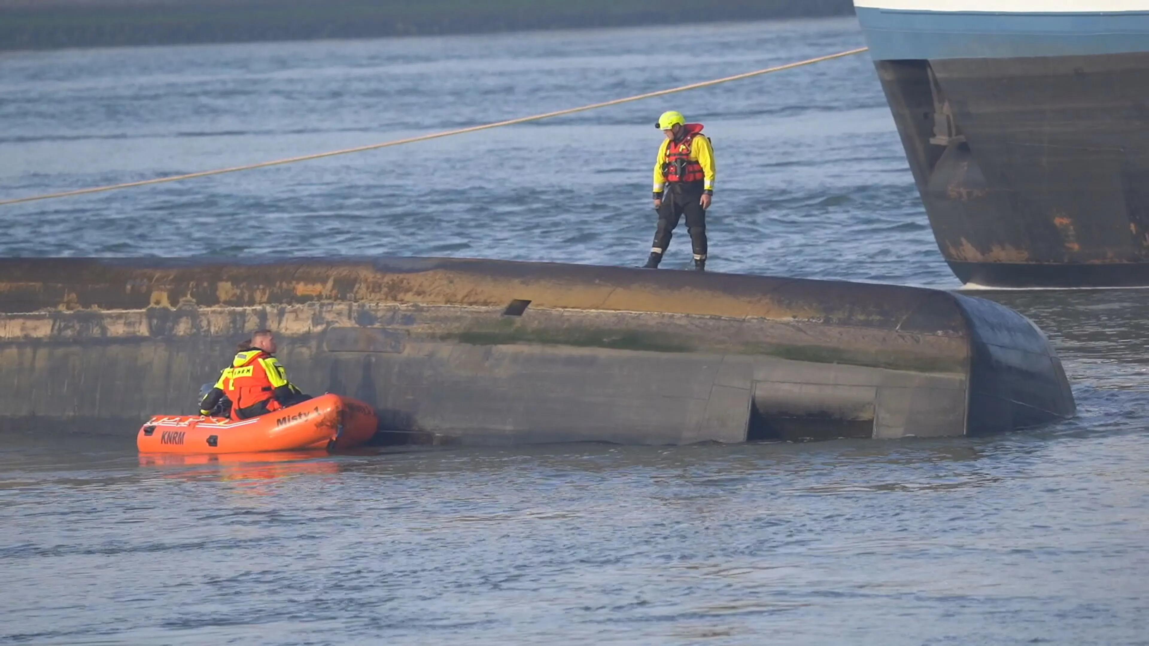 Schip omgeslagen in Rotterdam, reddingsactie gestart voor vermiste opvarende