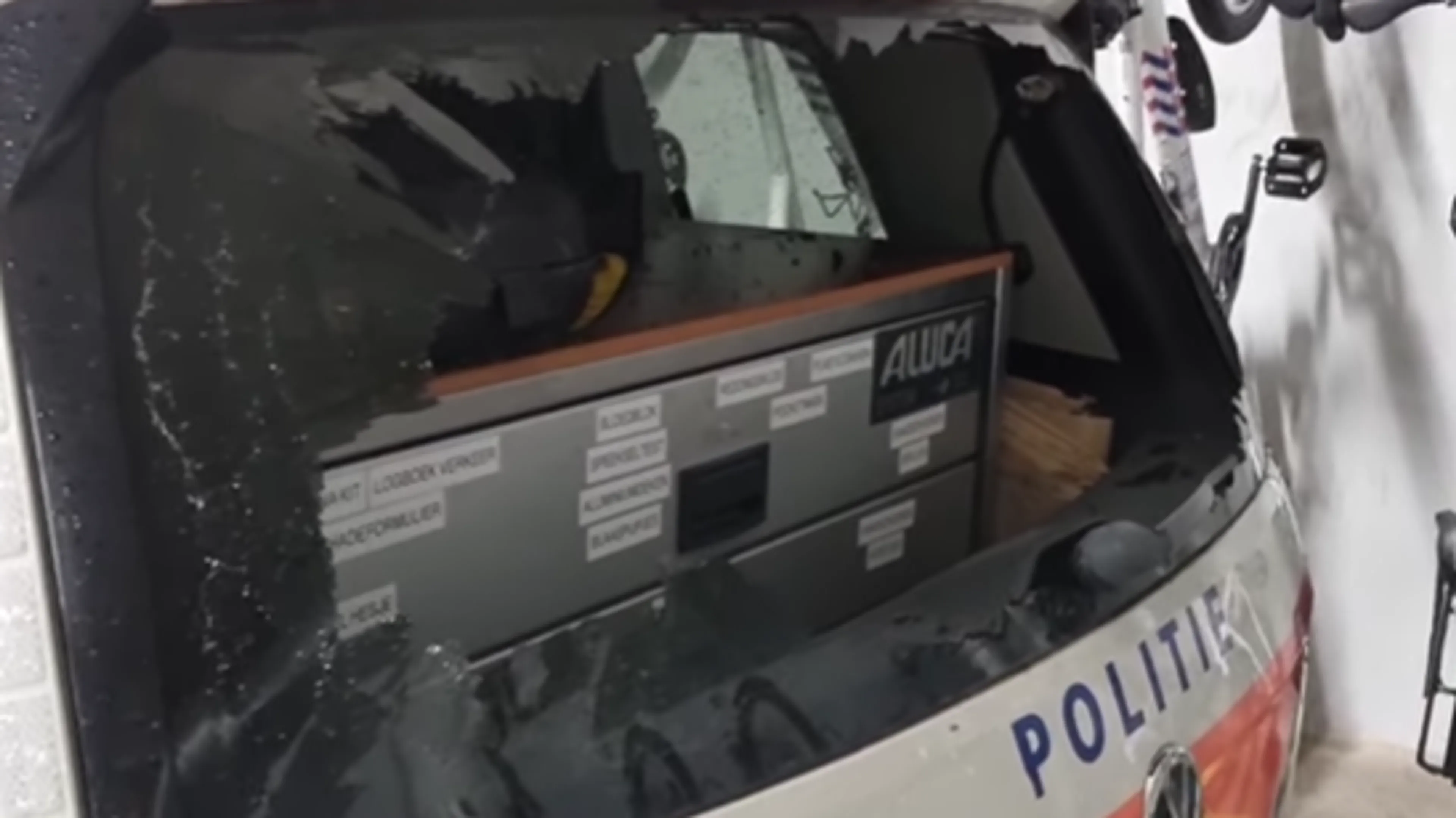 Man wil opgepakt worden en vernielt ruiten drie politieauto's