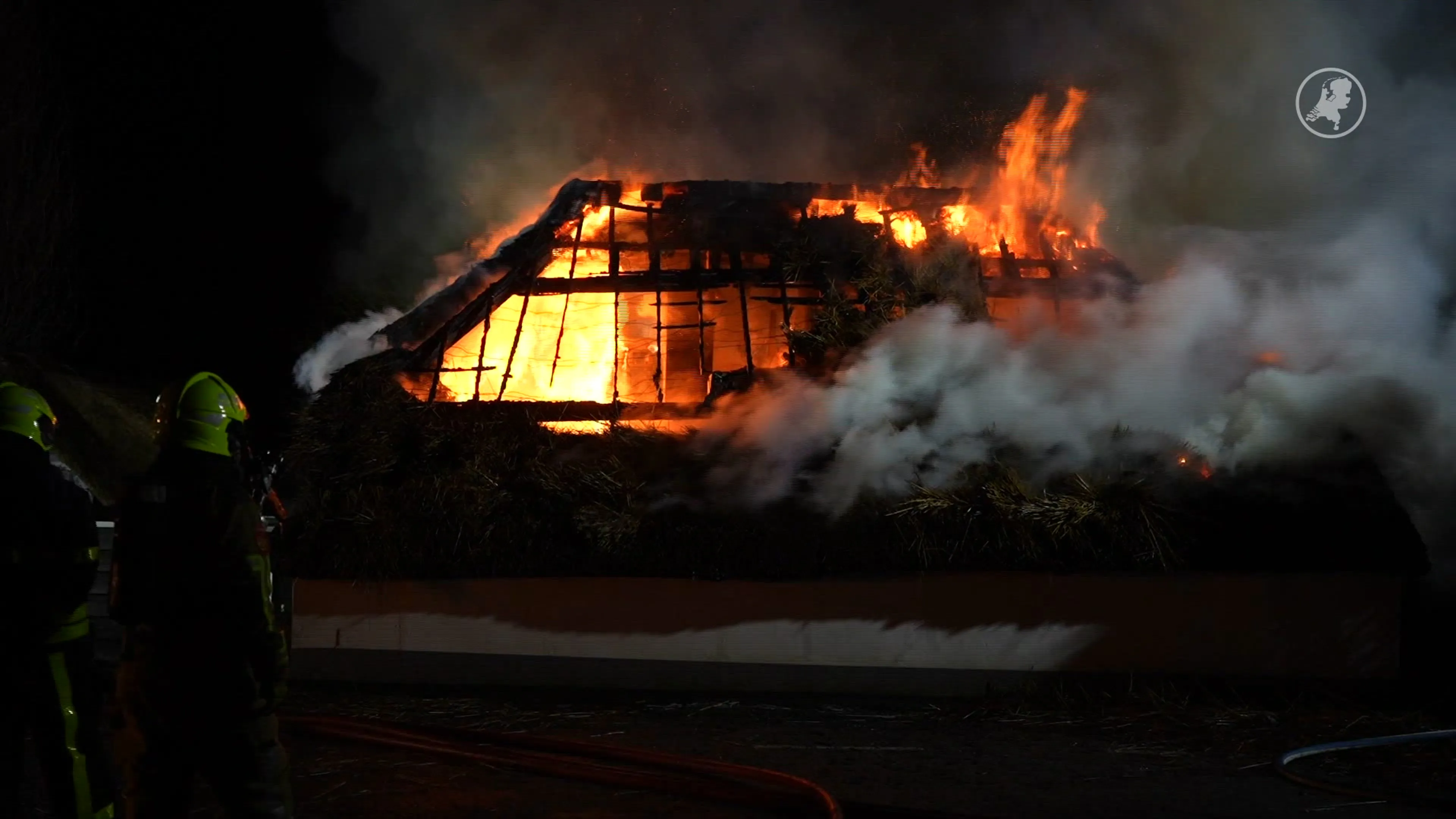 Brand legt rieten kap Almkerk in as