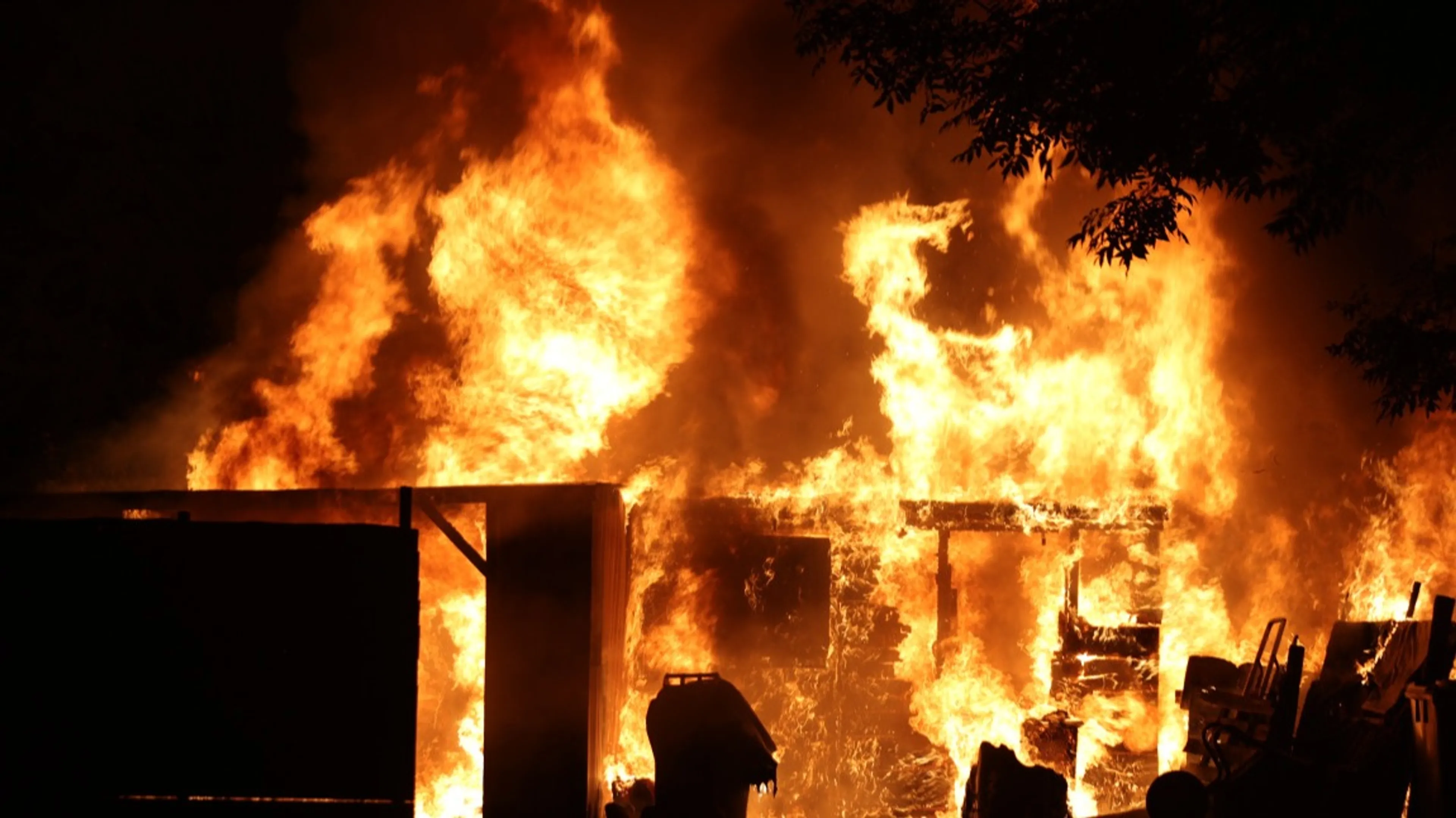 Grote brand in paardenschuur in Rijswijk, omstanders brengen dieren in veiligheid