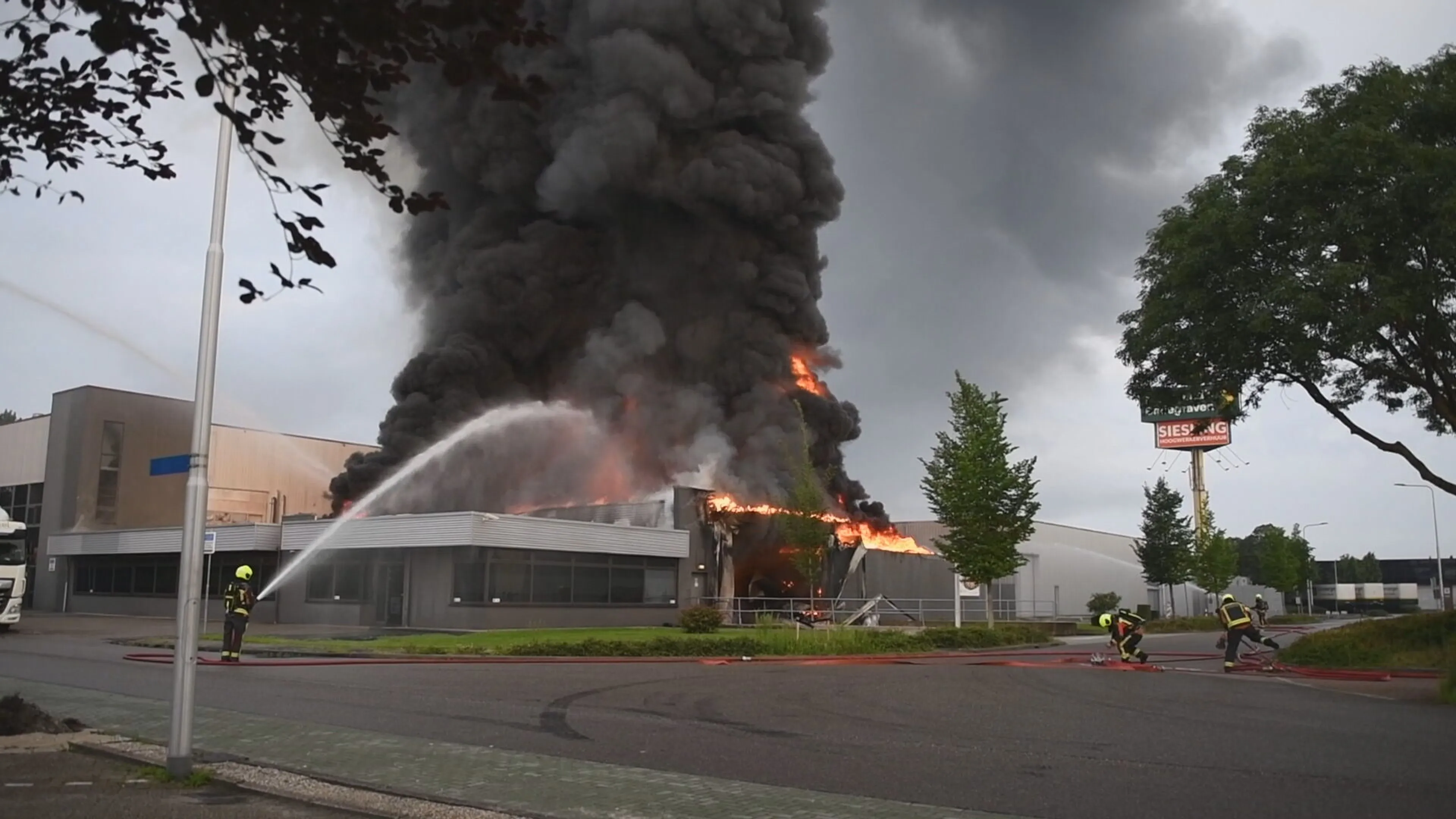 Brand bij bedrijf in Bodegraven eindelijk geblust