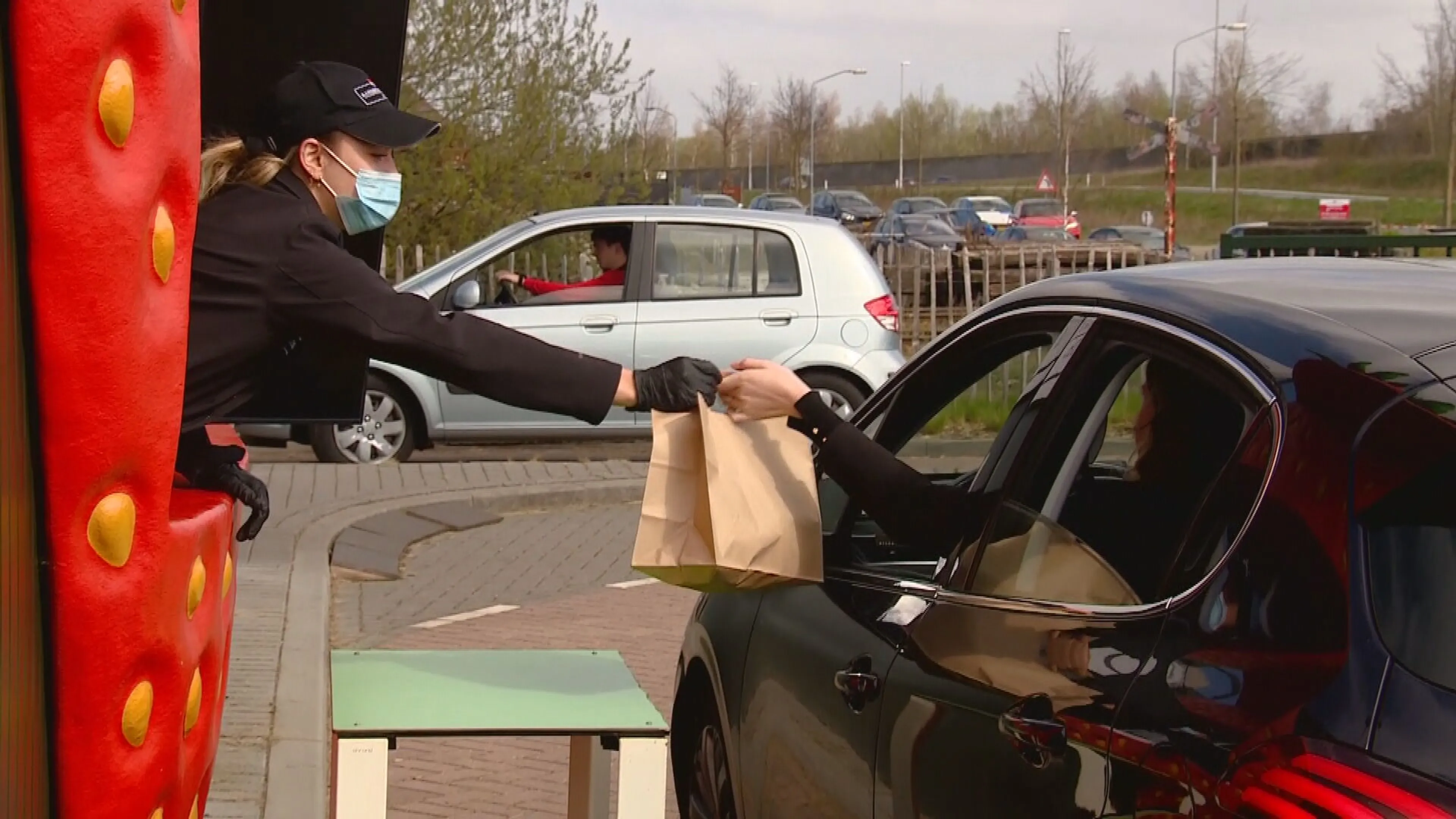 Files verleden tijd bij drukbezochte aardbeien drive-in in Uden, afspraak nodig