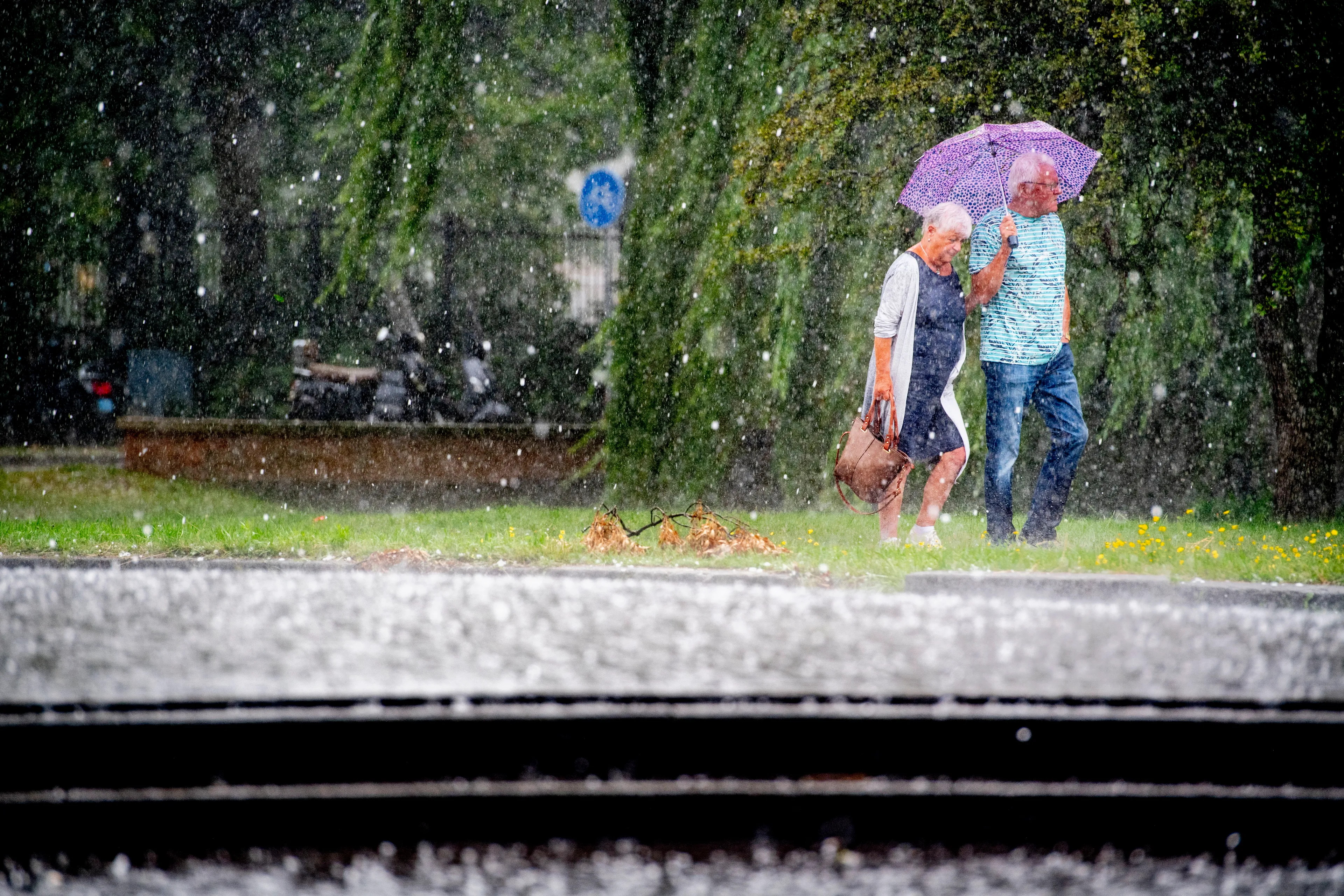 Het gaat behoorlijk los! Hagelstenen van vier centimeter en harde windstoten