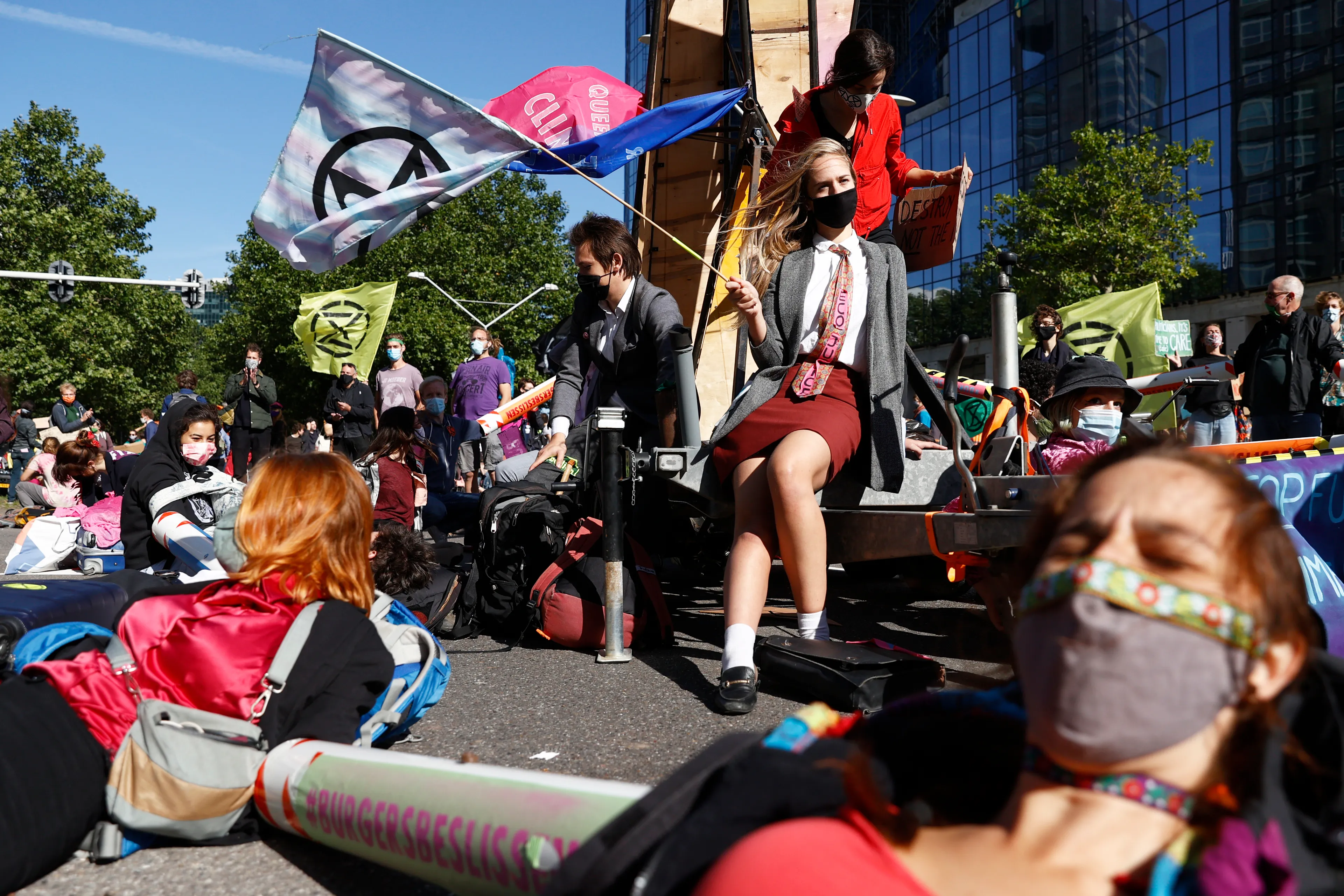 Politie maakt eind aan blokkade van klimaatactivisten in Amsterdam
