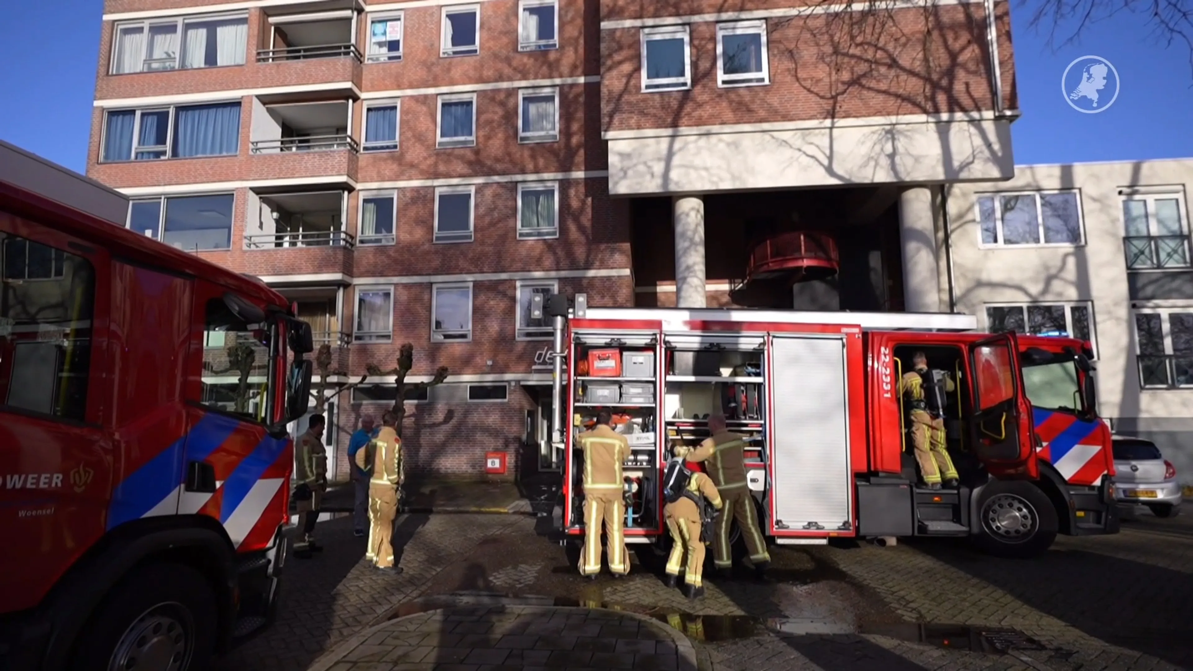 Brandweer rukt groots uit voor grote brand in flat, die barbecue op balkon blijkt te zijn