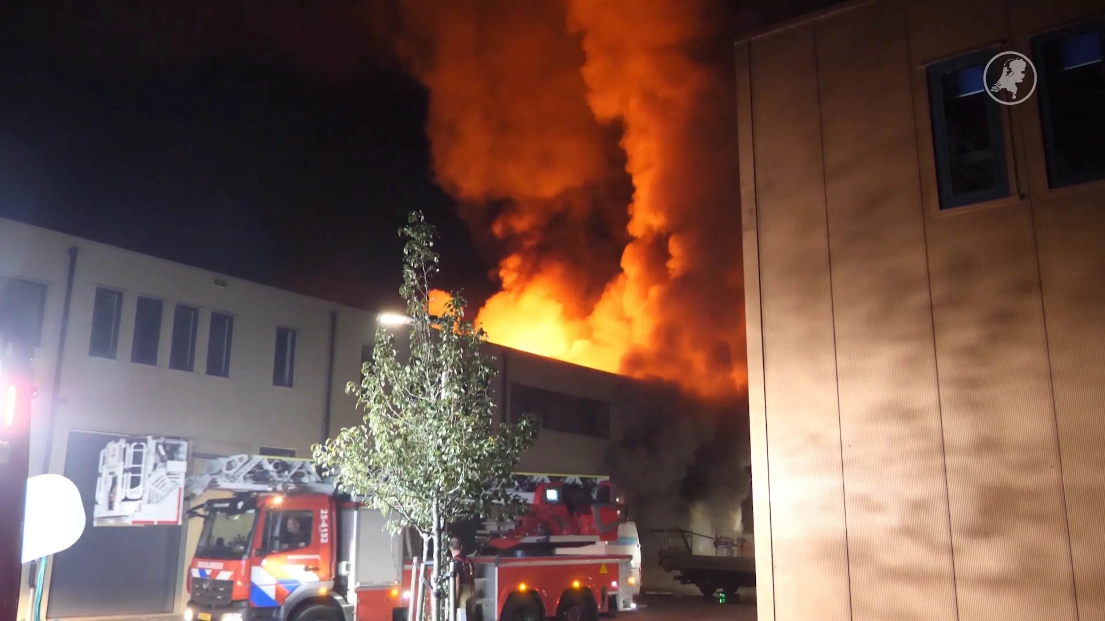 Veel rook en grote vlammen bij zeer grote brand in Almere