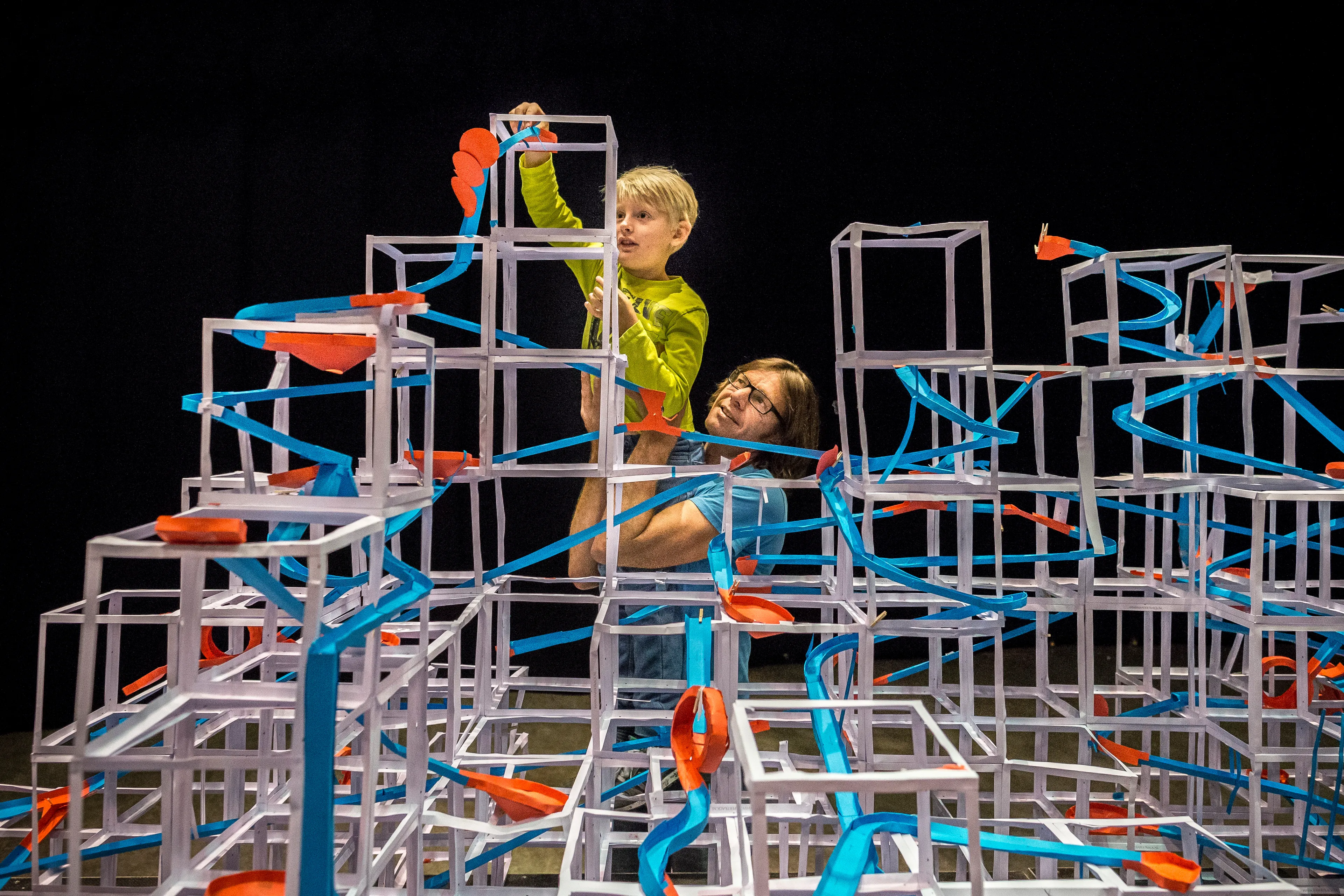 Kinderen geïnspireerd door Marble Mania: bekijk knikkerbanen die thuis zijn gebouwd