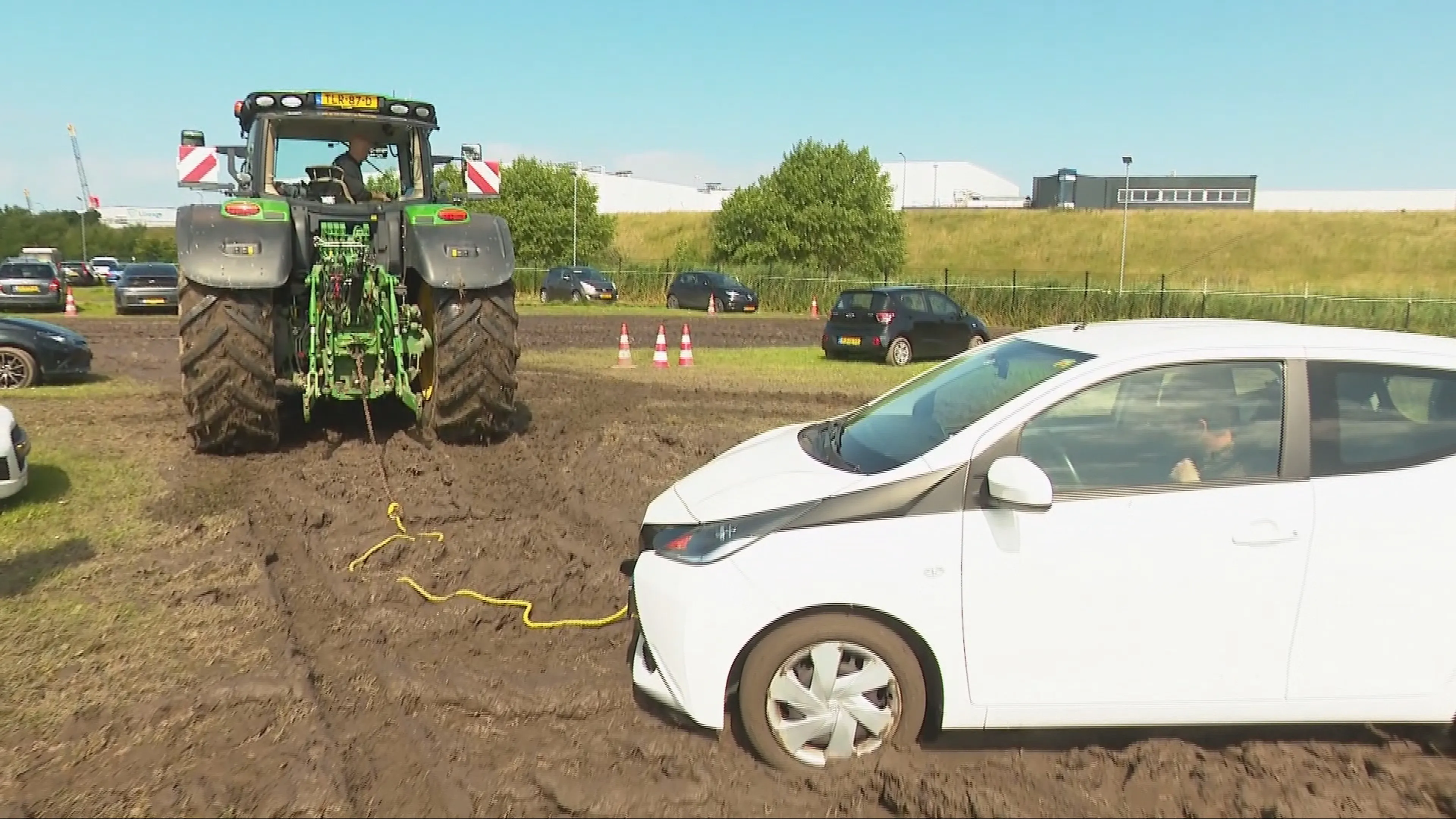Opnieuw auto's van drassige parkeerplaats Harlingen getrokken: 'Lijkt de Zwarte Cross wel'