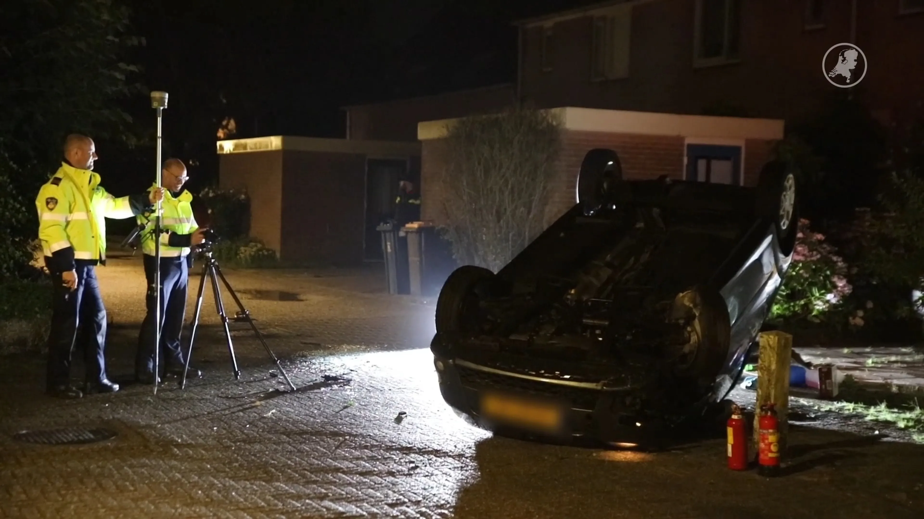Auto op de kop in woonwijk na wilde politieachtervolging in Apeldoorn