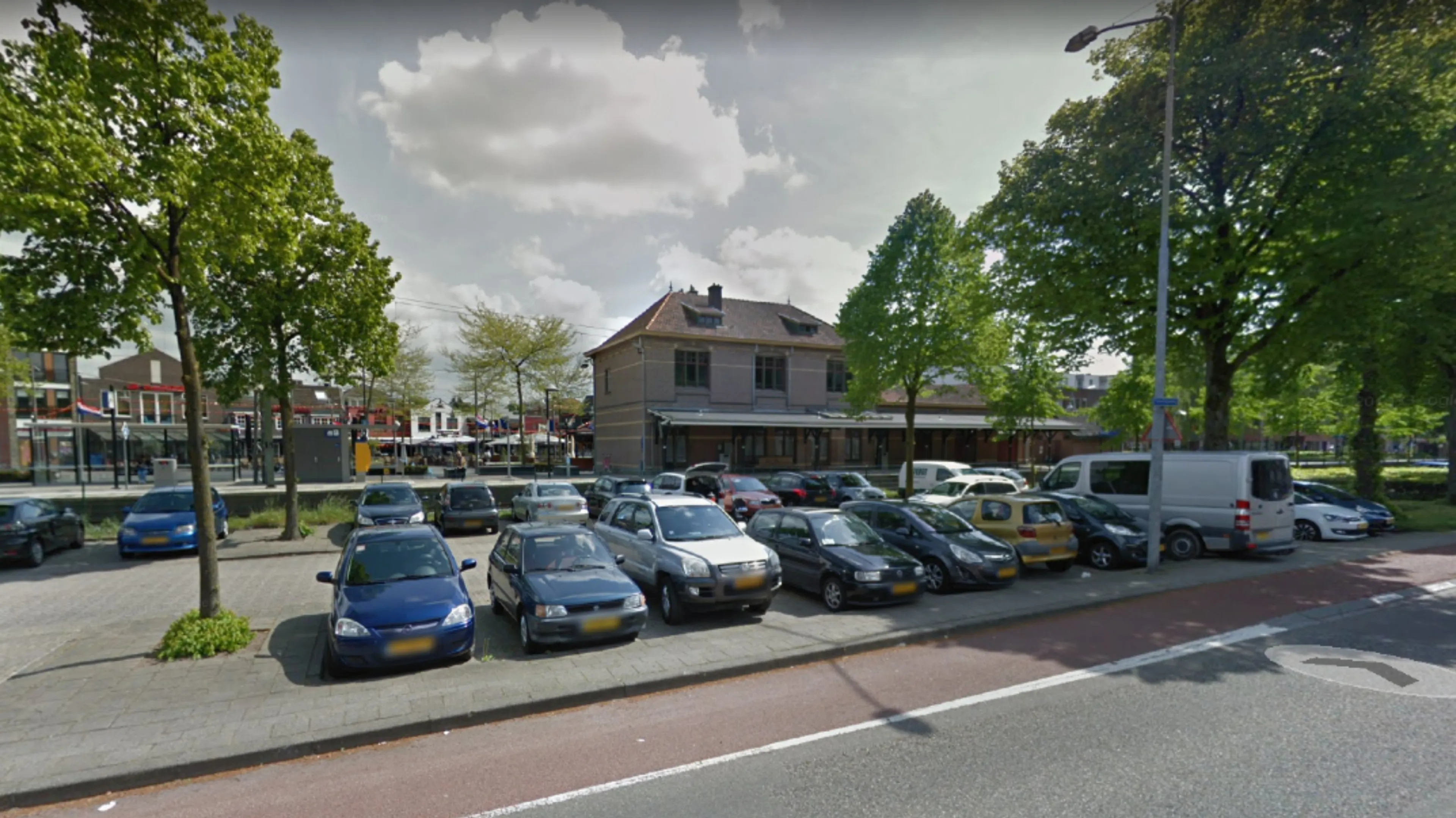 Doorgedraaide man duwt andere man op spoor op station Ede-Centrum