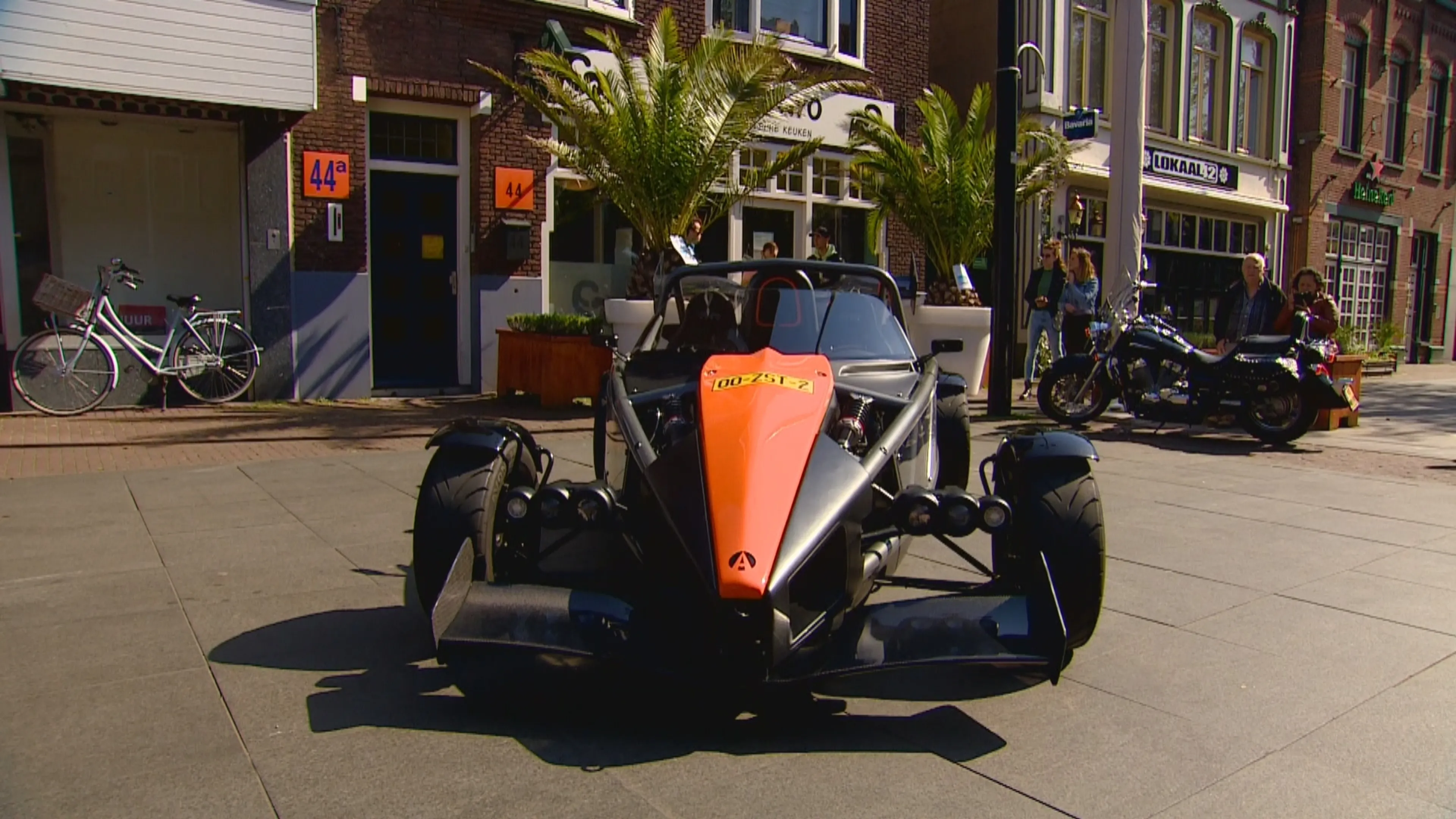 Restaurant bezorgt maaltijden met supersnelle sportauto om geld in te zamelen voor ziekenhuis