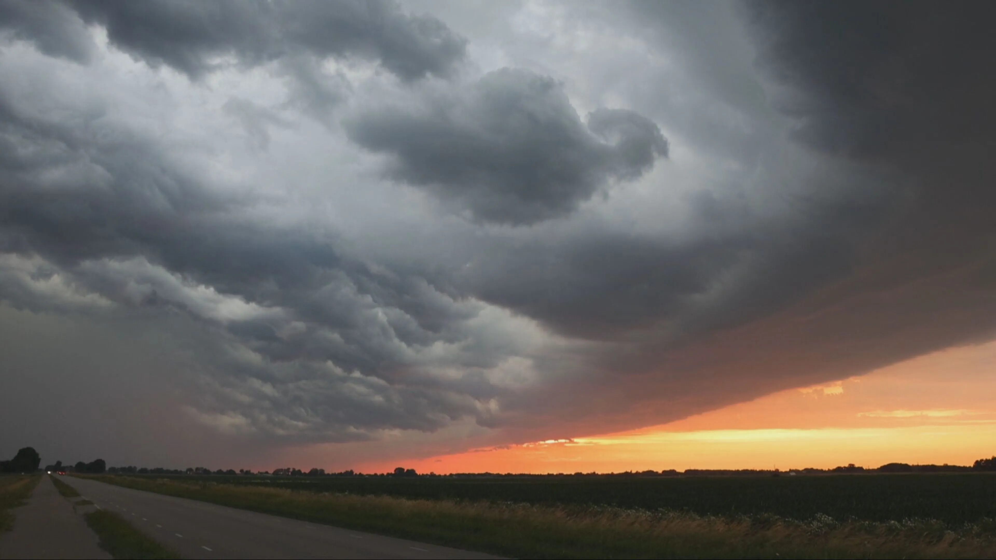 Hevig noodweer trekt over het land, veel stormschade en NL-Alert
