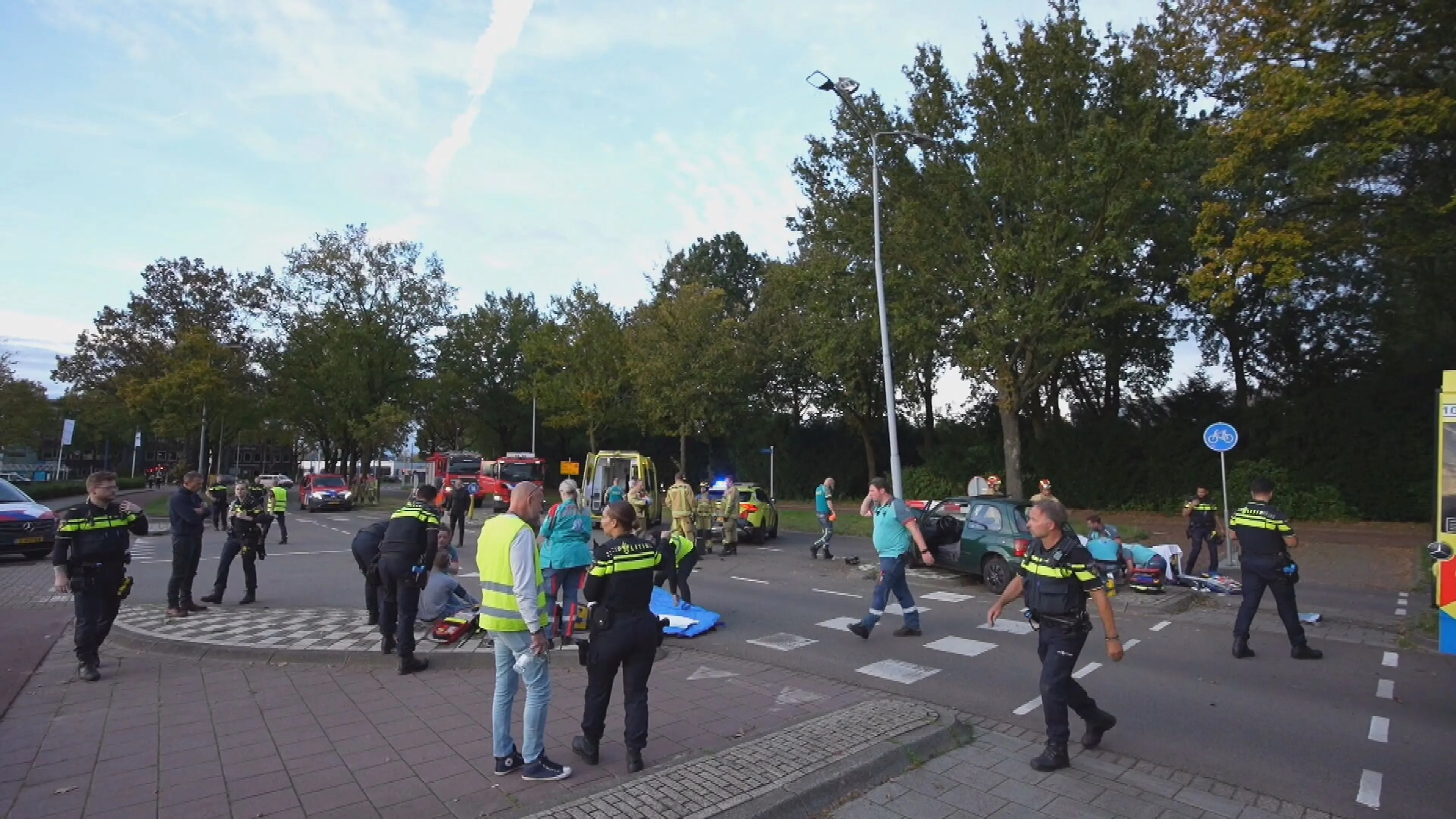 Auto knalt op lantaarnpaal Eindhoven, twee gewonden