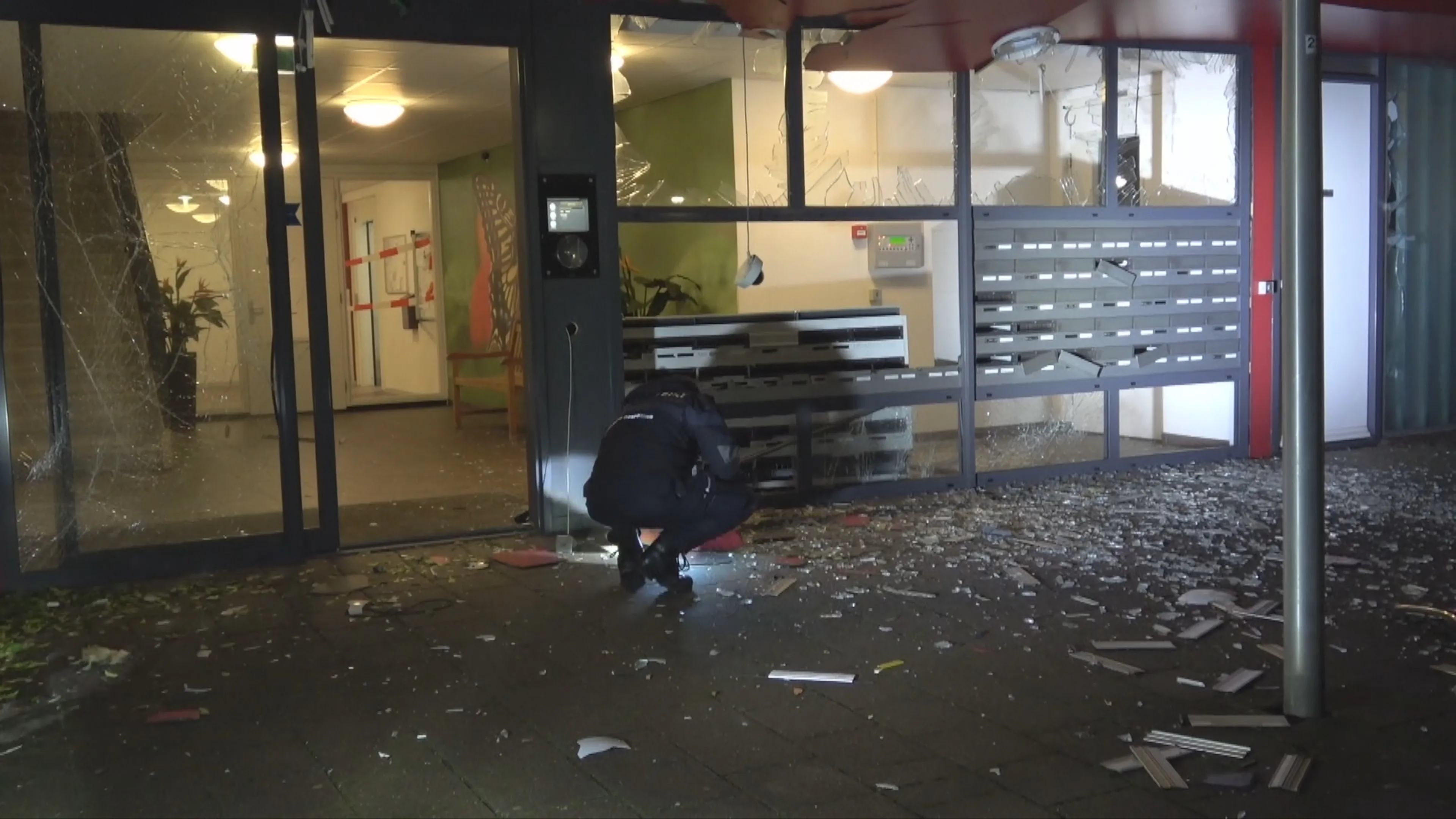 Brievenbus uit gevel geblazen bij wooncomplex ouderen in Brielle