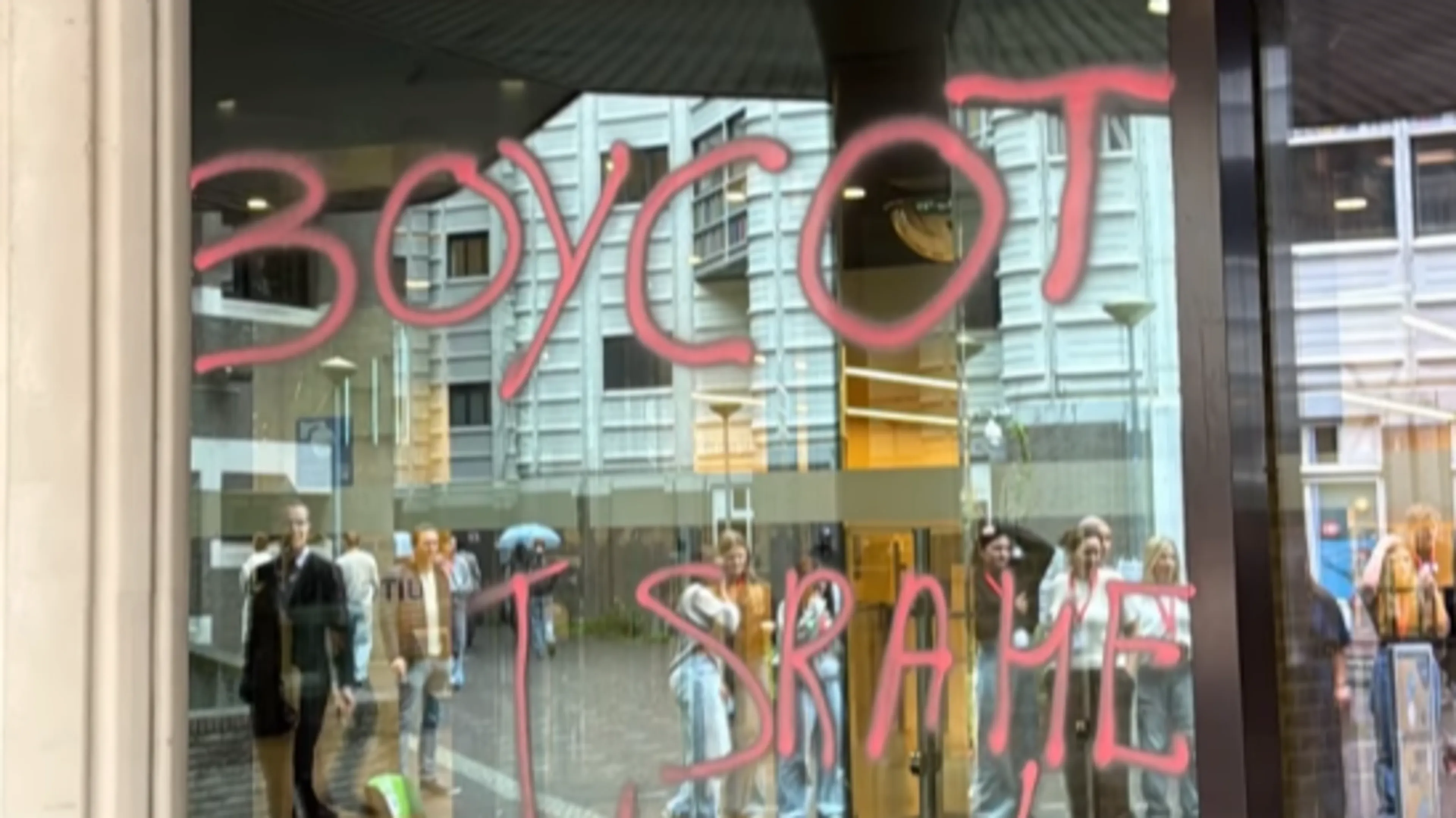 Tweede Kamer beklad met 'boycot Israel', twee arrestaties
