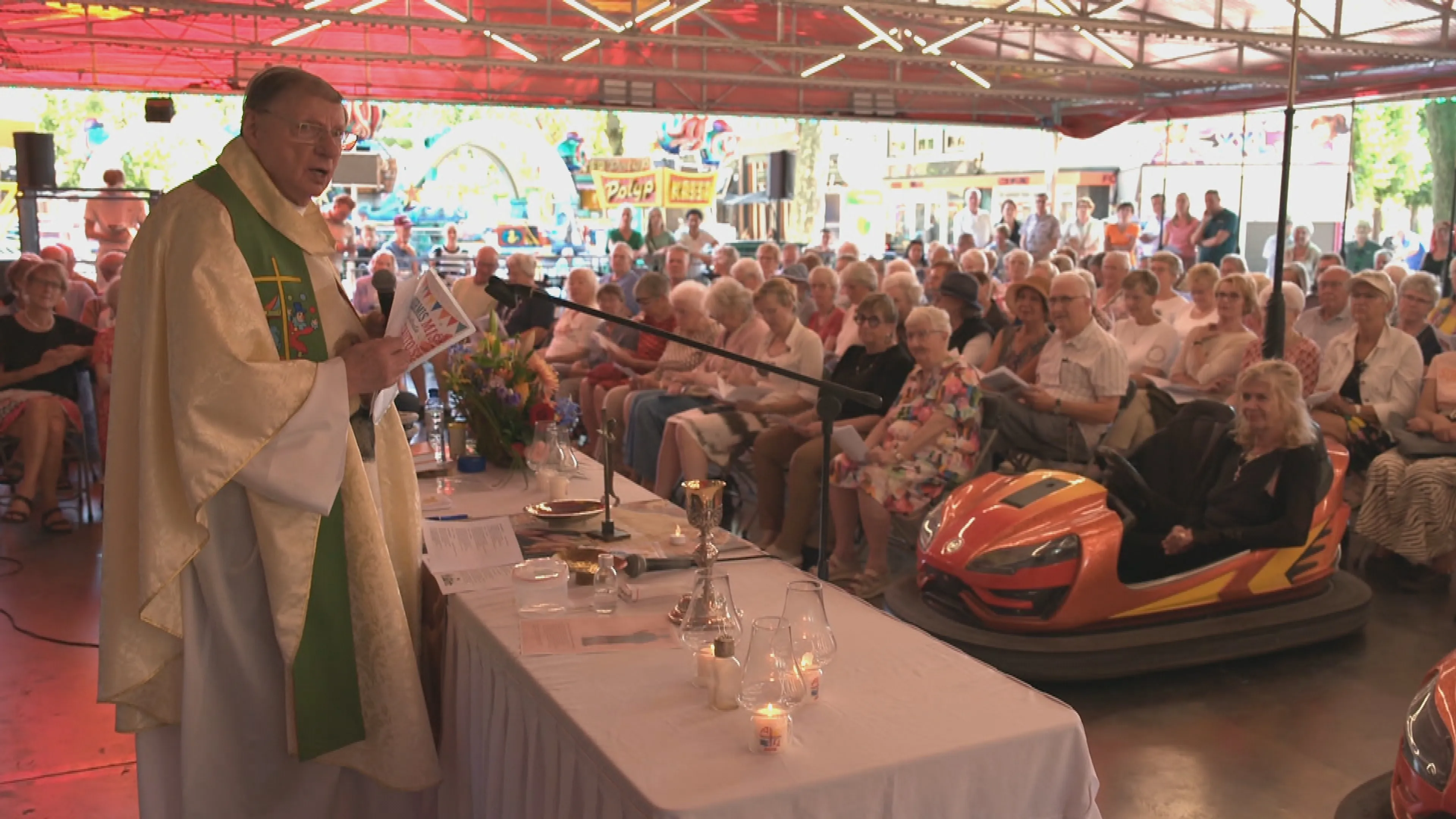 Pater Bernhard houdt kerkdienst tussen botsauto's in Hoorn