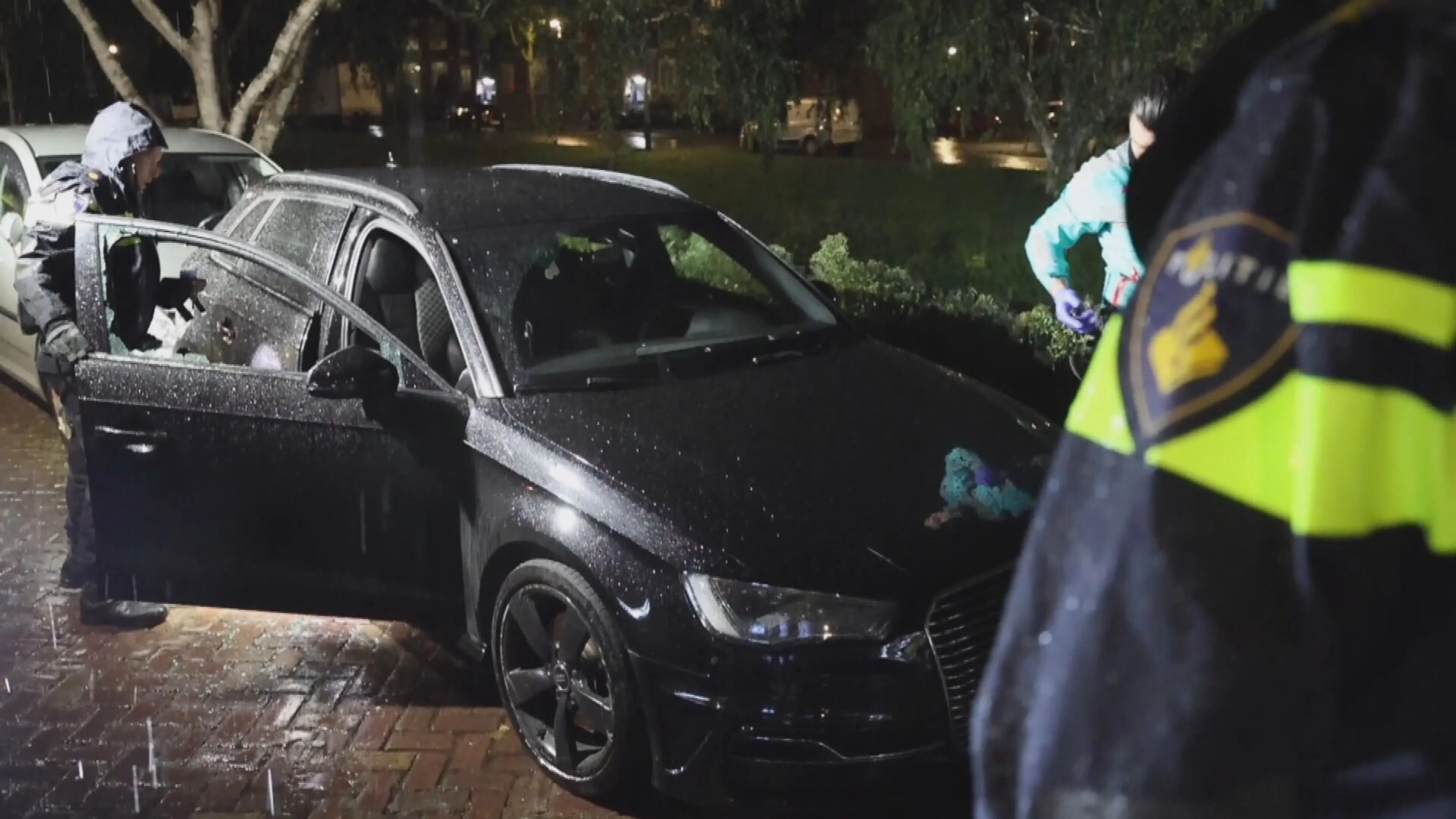 Dronken automobilist ramt meerdere auto's en valt in diepe slaap