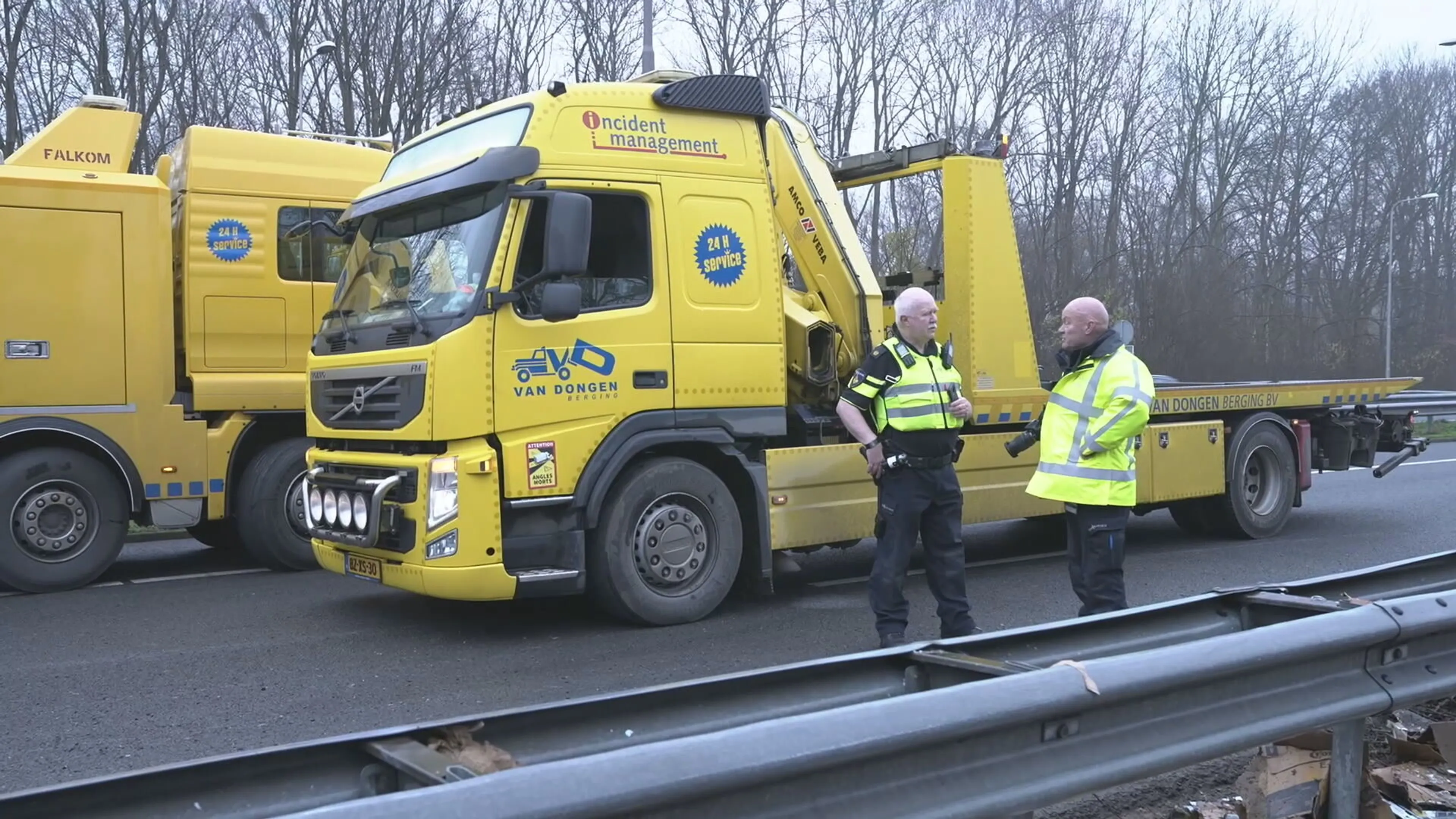 Limburgse snelweg bezaaid met Corona-biertjes, afgesloten voor verkeer