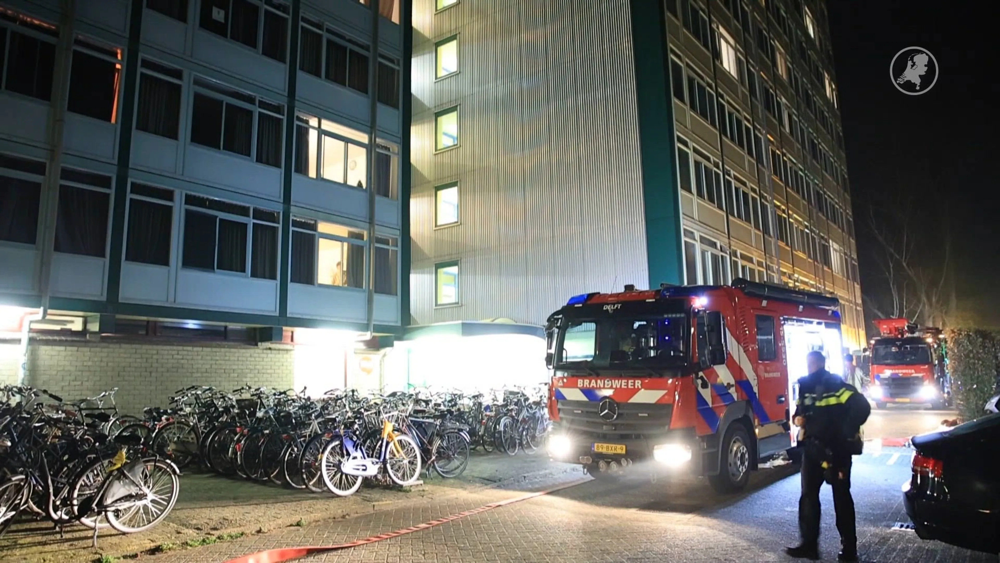 Tientallen studenten op straat nadat flat in brand vliegt in Delft