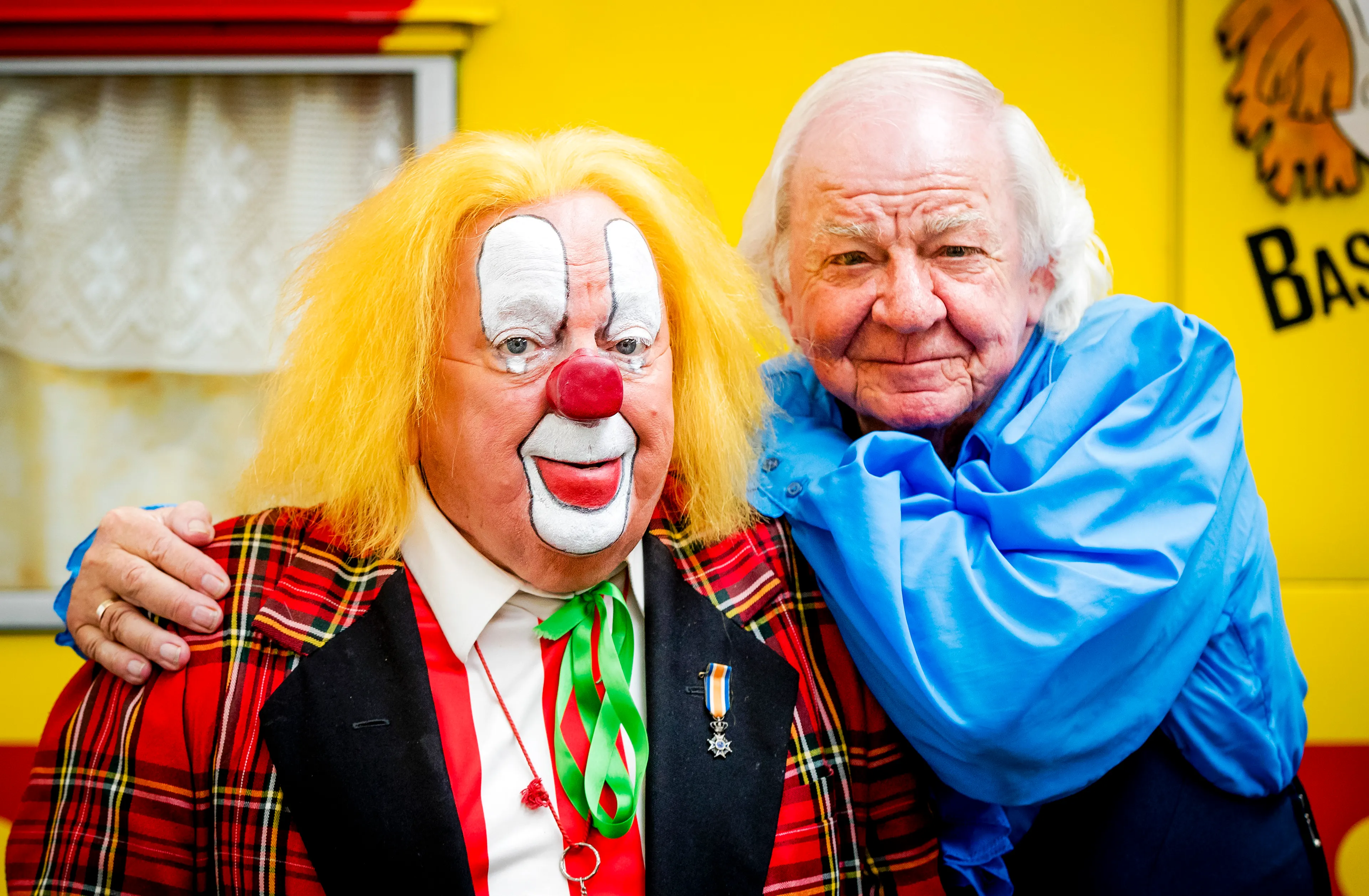 Bassie en Adriaan krijgen award voor 100 miljoen views op YouTube