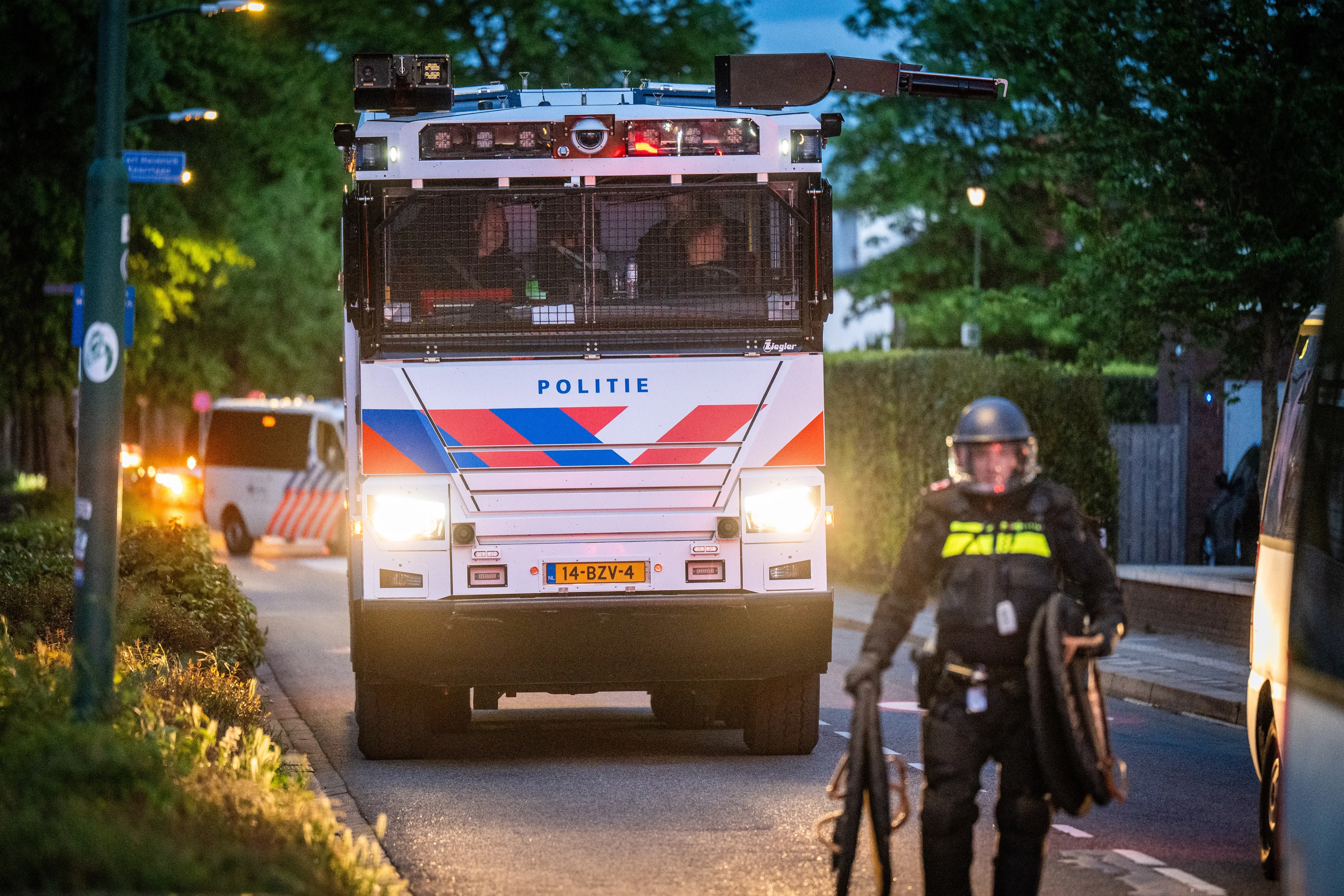 Vier aanhoudingen na onrustig anti-azc-protest in Loosdrecht