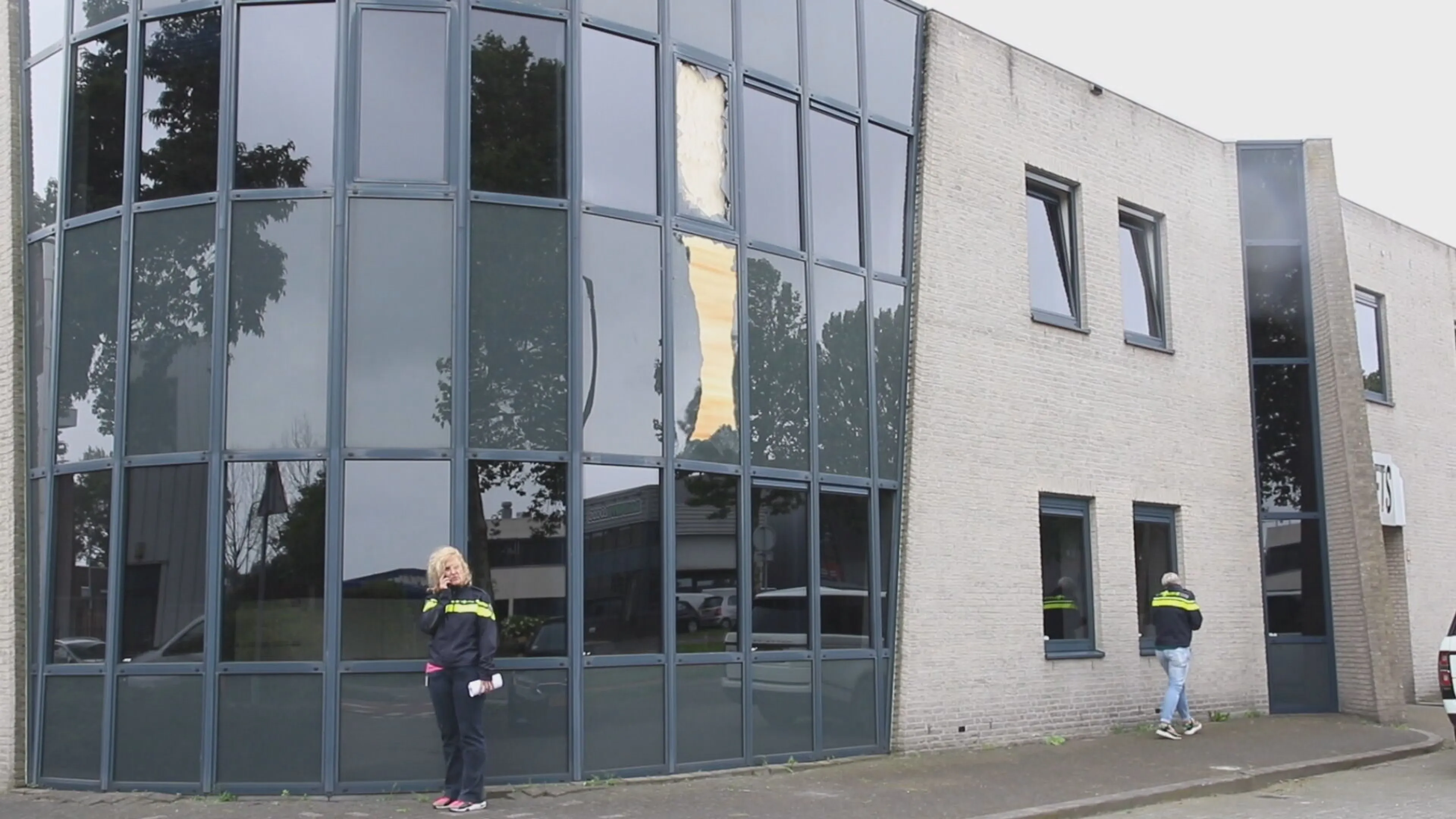 Gemeente plaatst betonblokken rond pand Alblasserdam na brandstichting