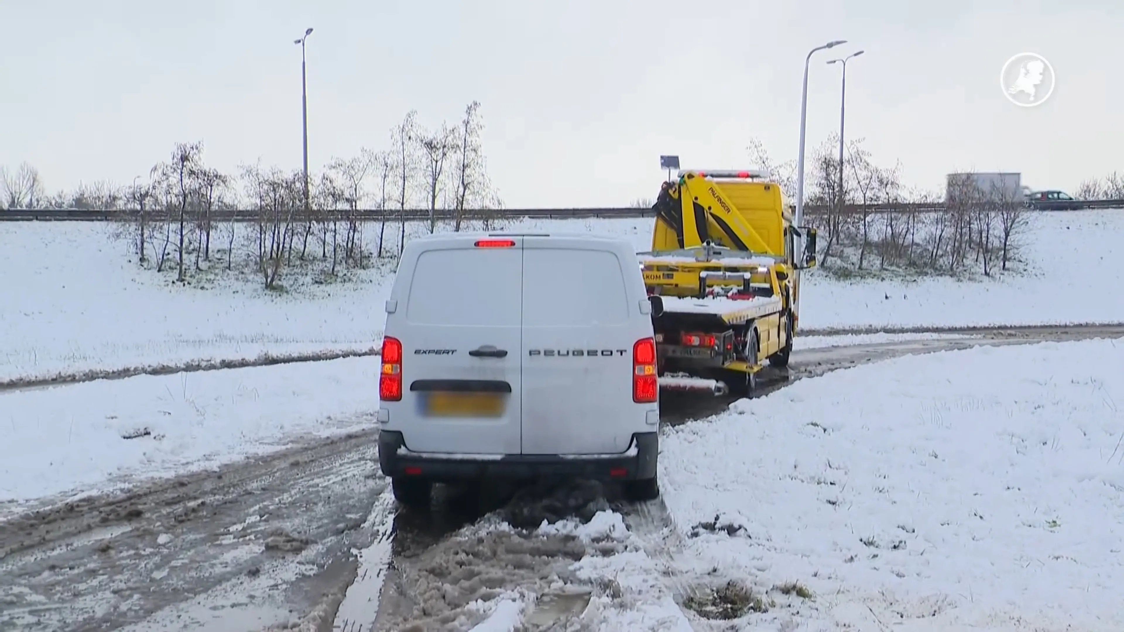'Gekkenhuis' bij de bergers door gladheid op de weg