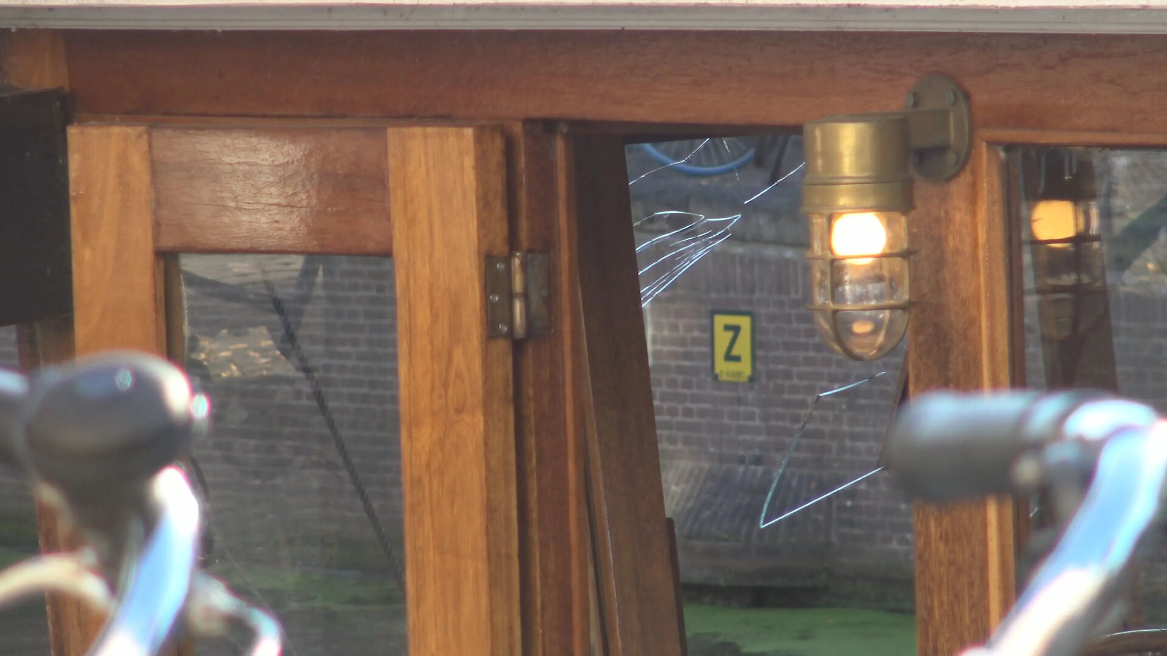 Groningse schipper trekt brutale inbreker dwars door ruit kajuit