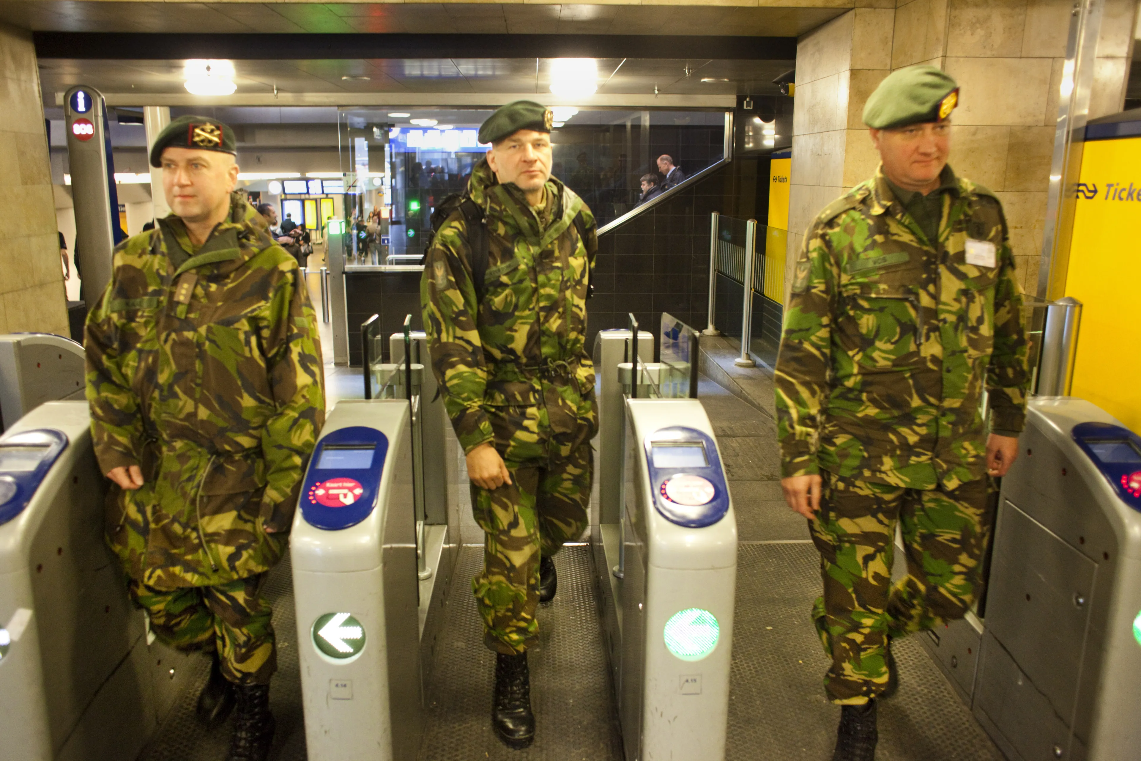 VVD wil militairen in uniform gratis laten reizen met de trein, NS enthousiast
