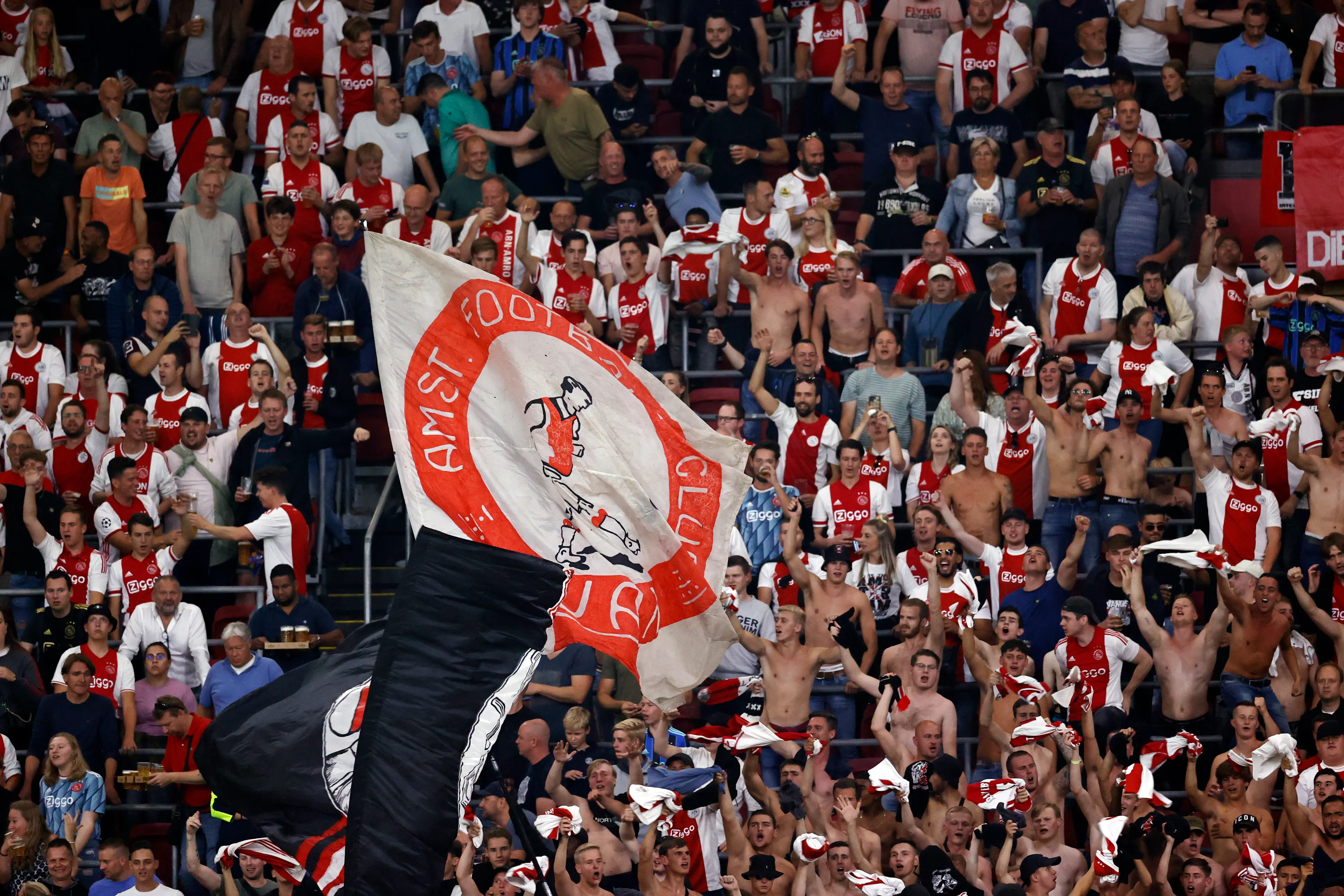 Noodkreet KNVB aan kabinet: laat supporters weer toe in stadions