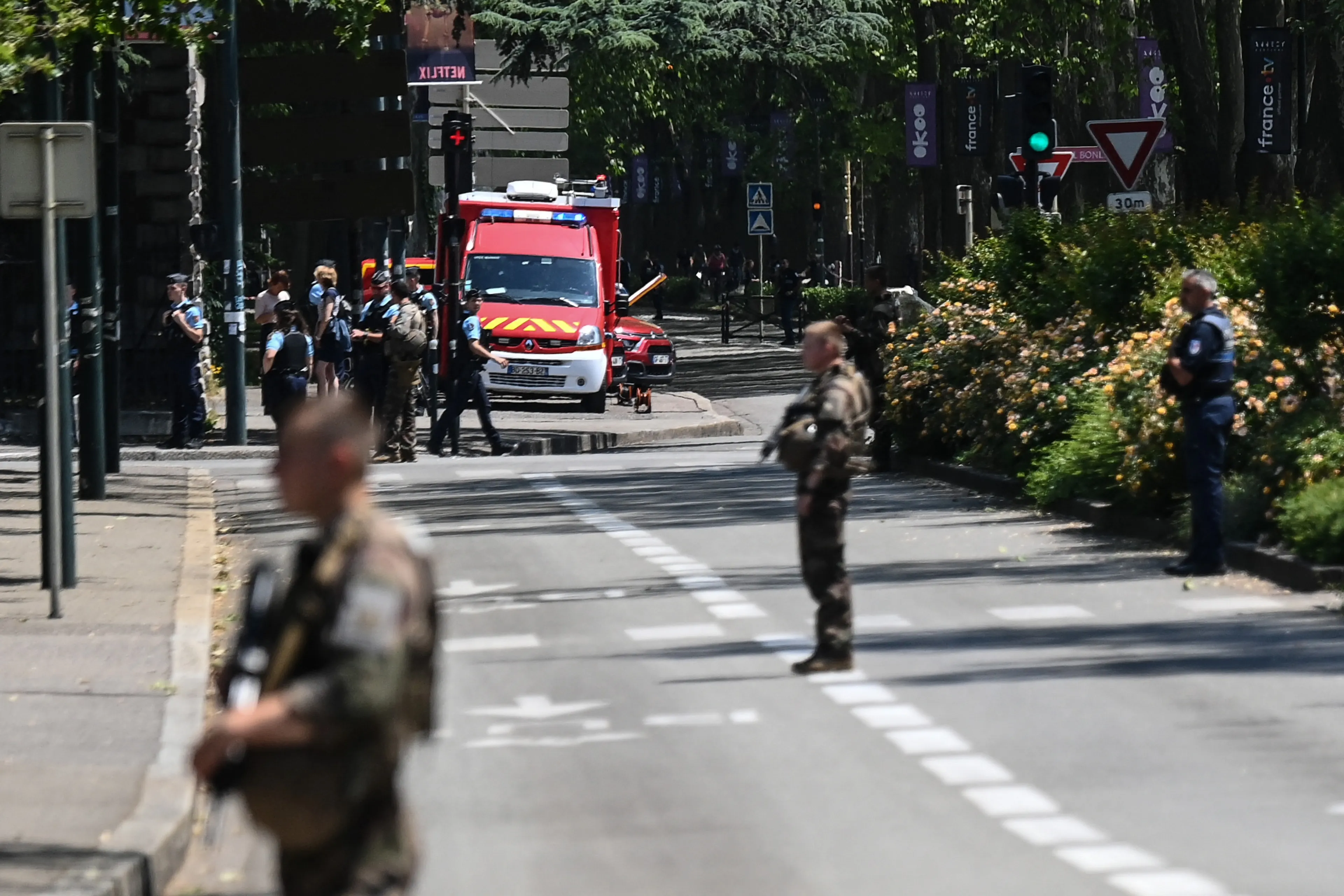 Nederlandse dreumes (1) 'in levensgevaar' na steekpartij in Franse speeltuin