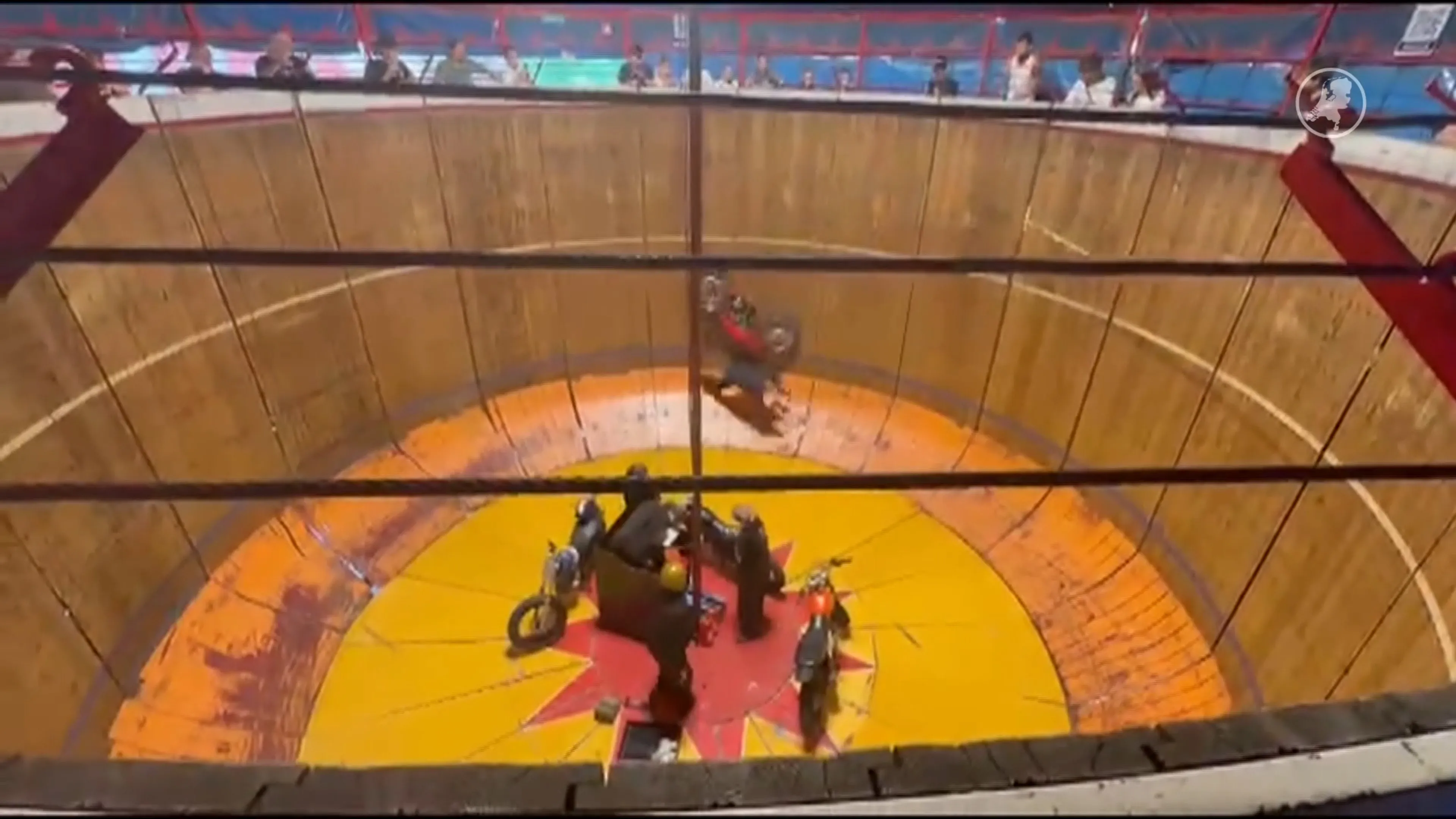Motorrijder crasht van 'Wall of Death' op kermis in Uden