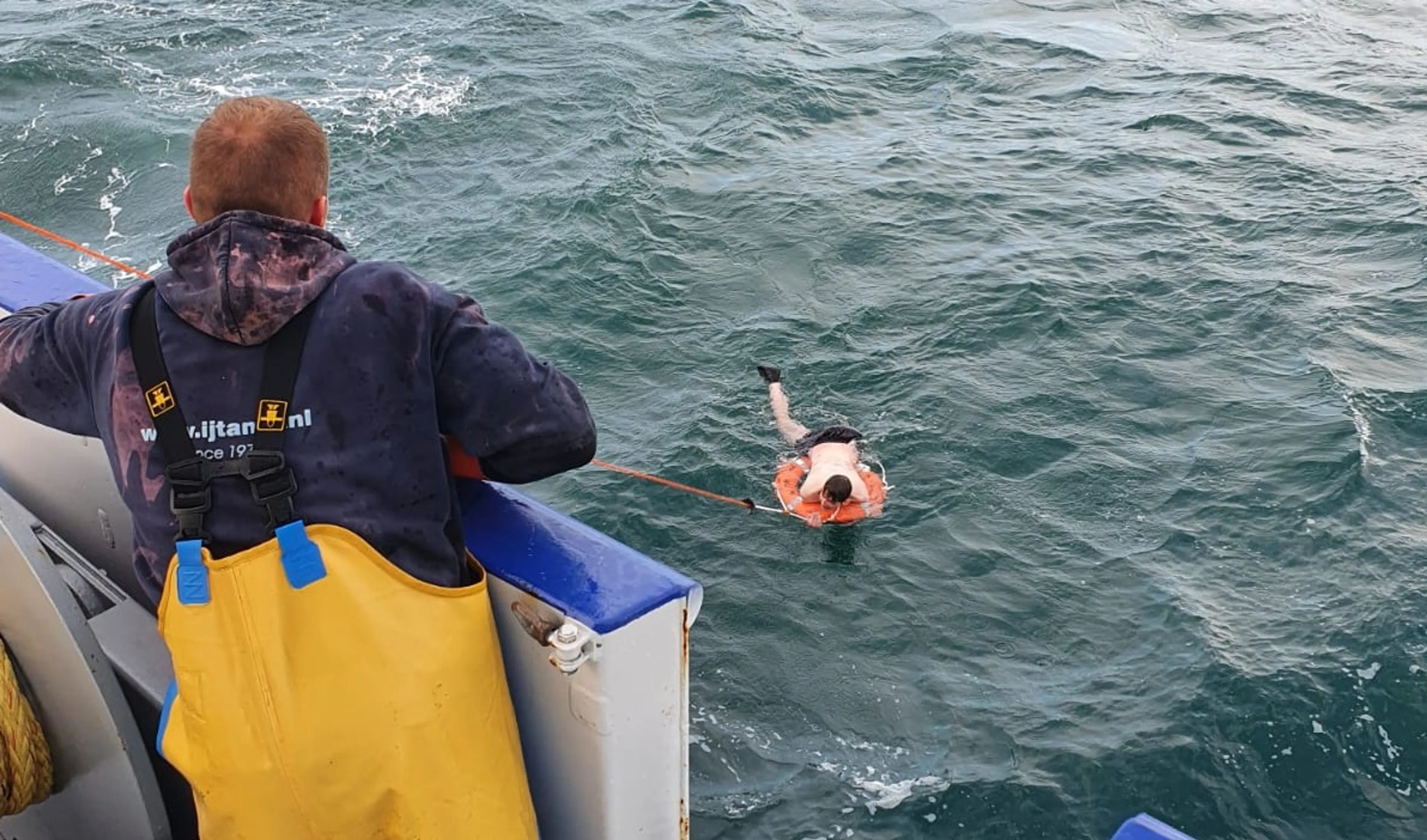 Vissers redden man die dagenlang op boei midden op zee zit: 'Bijzonder dat hij het heeft overleefd'