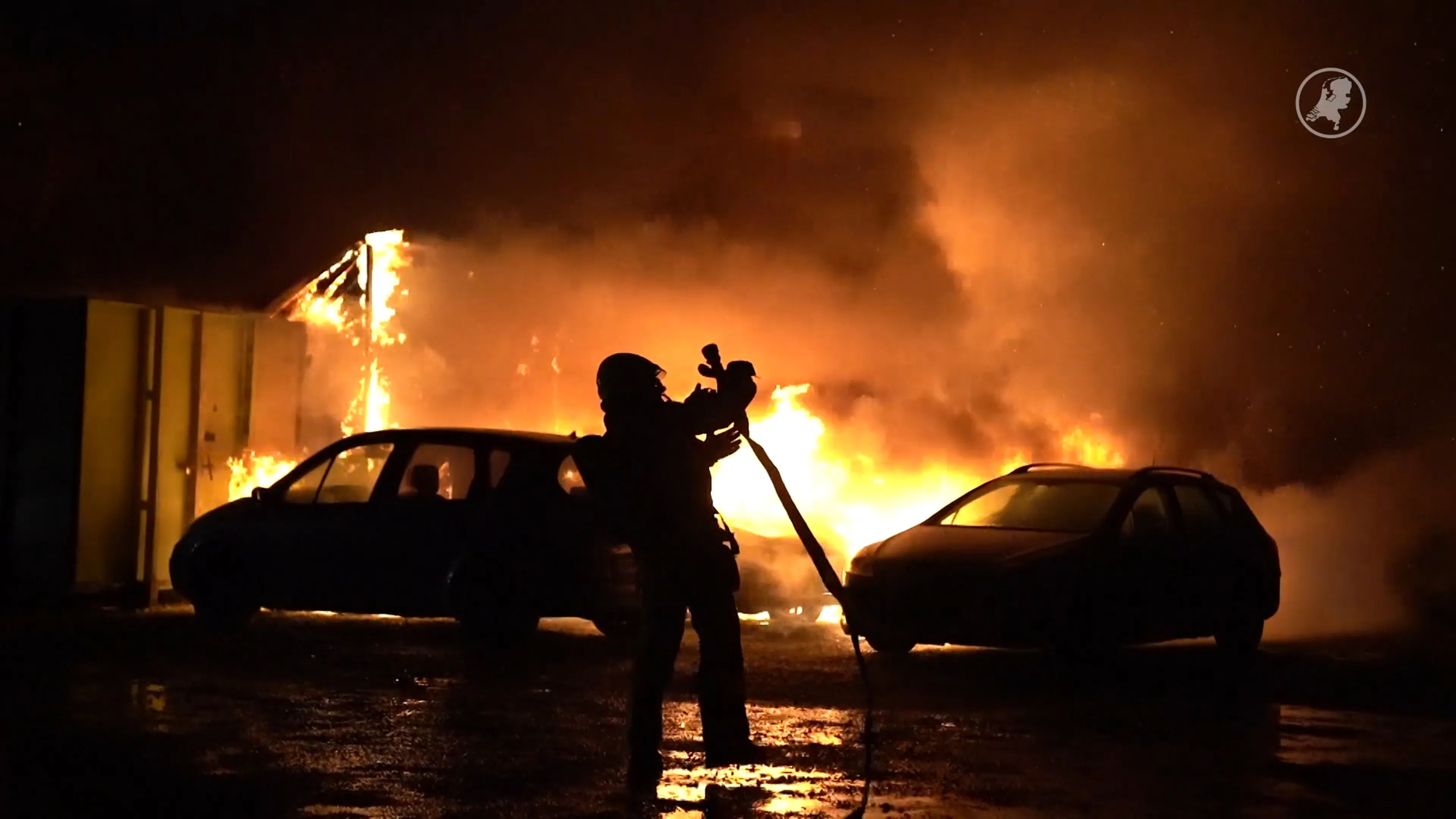 Grote brand in loods Kerkdriel, naastgelegen appartementen zijn bespaard gebleven