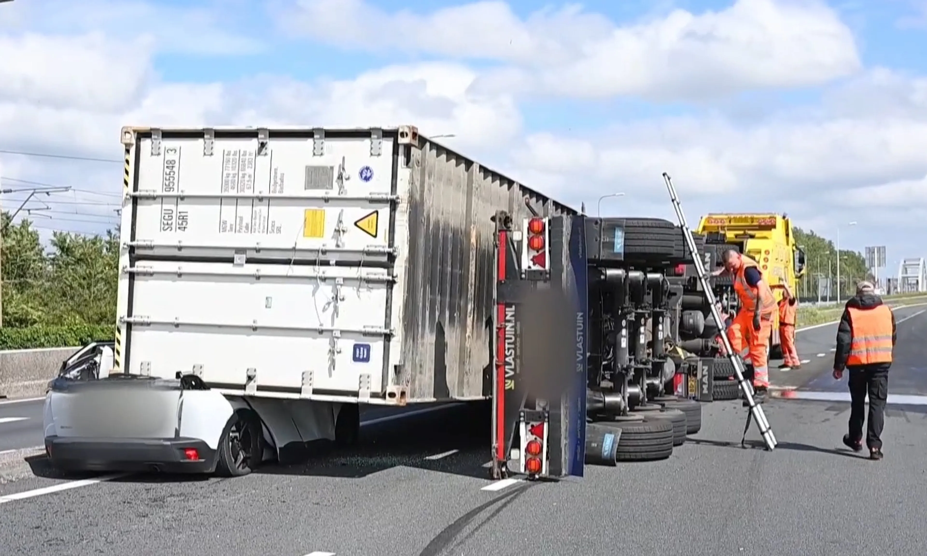 Vrachtwagen kantelt op A15 bij Brielle, losgeraakte container belandt op auto