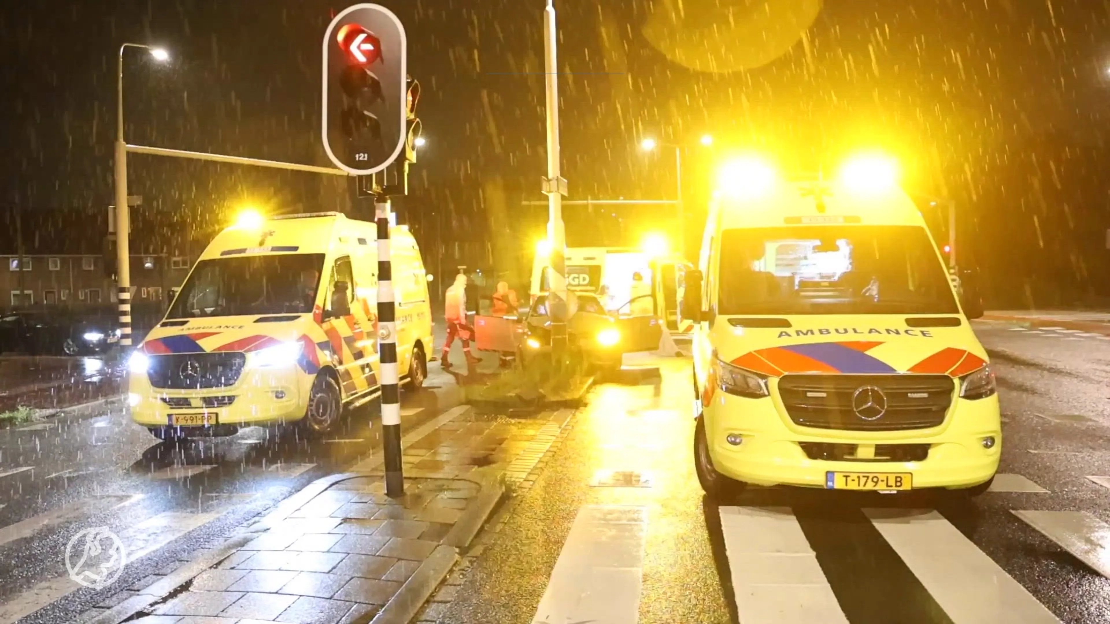 Gewonden nadat auto op paal klapt in Den Haag, lachgasflessen gevonden in voertuig