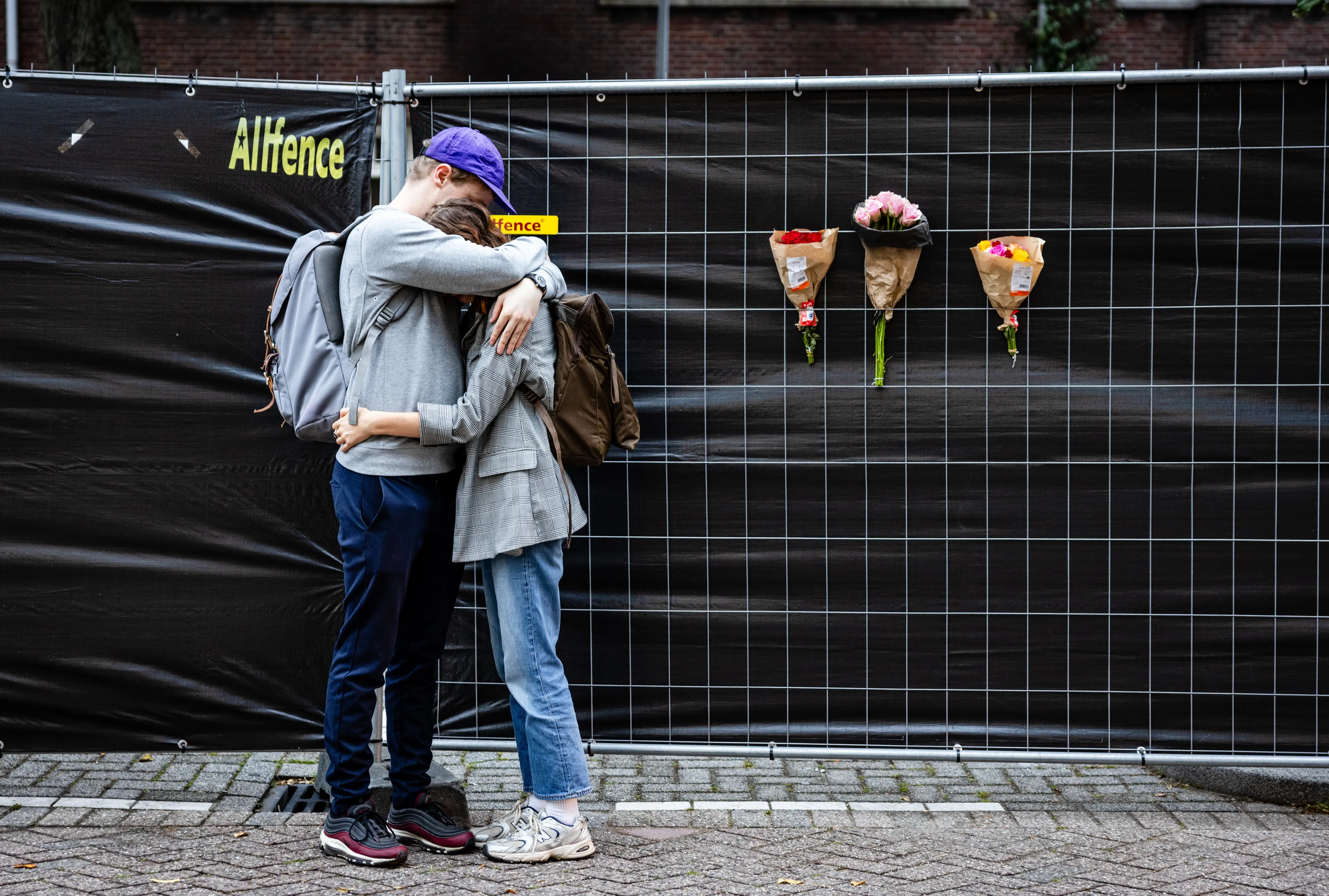 Gelaten sfeer en bloemen bij woning doodgeschoten vrouw (39) en dochter (14)