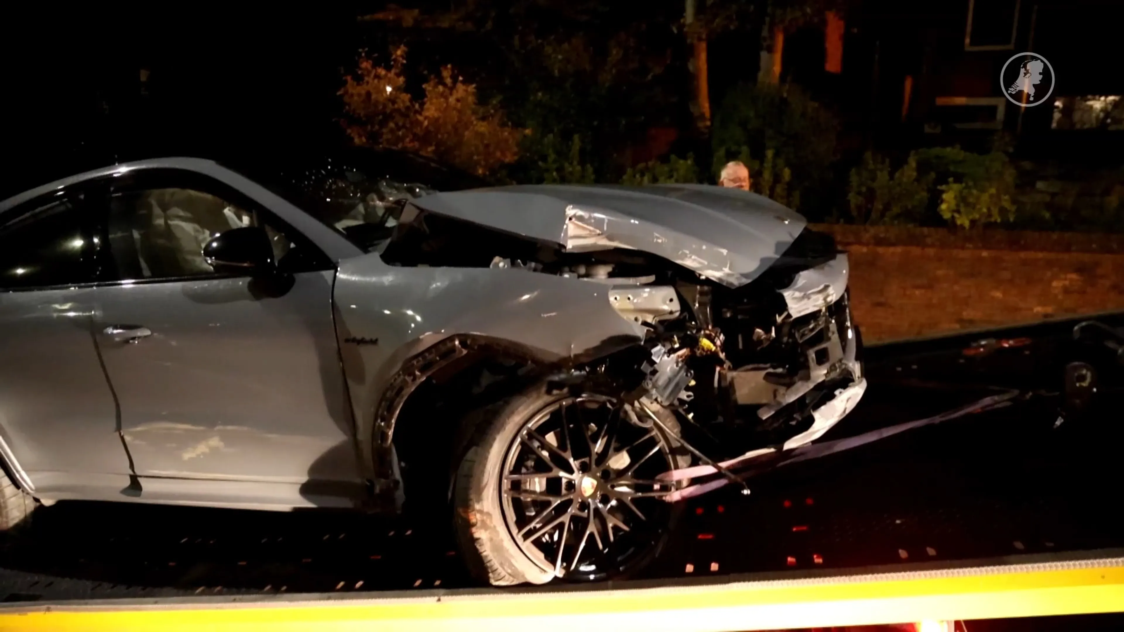 Porsche in puin: eigenaar crasht tijdens vlucht voor overvallers
