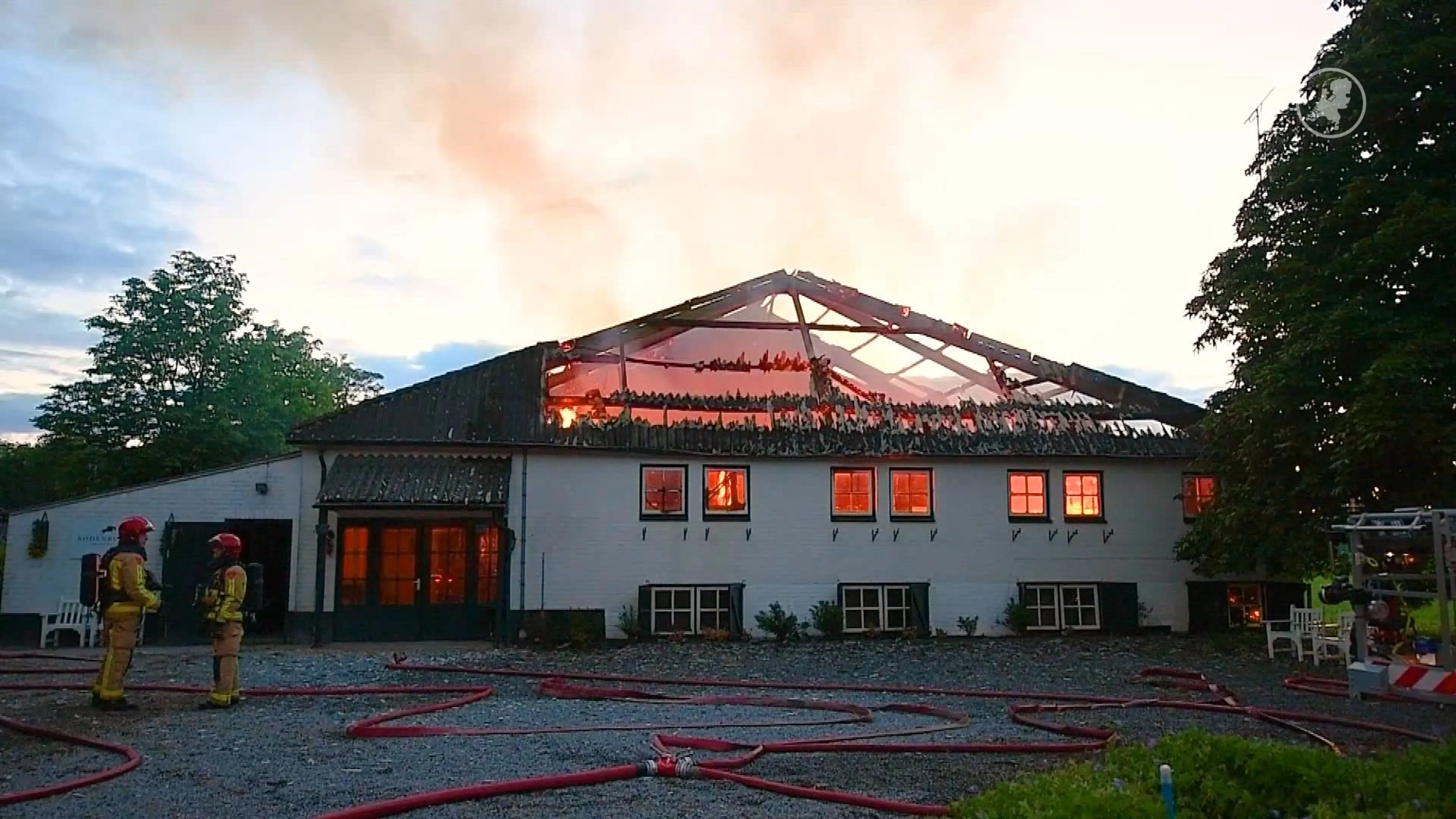Grote brand legt stal in Knegsel deels in de as