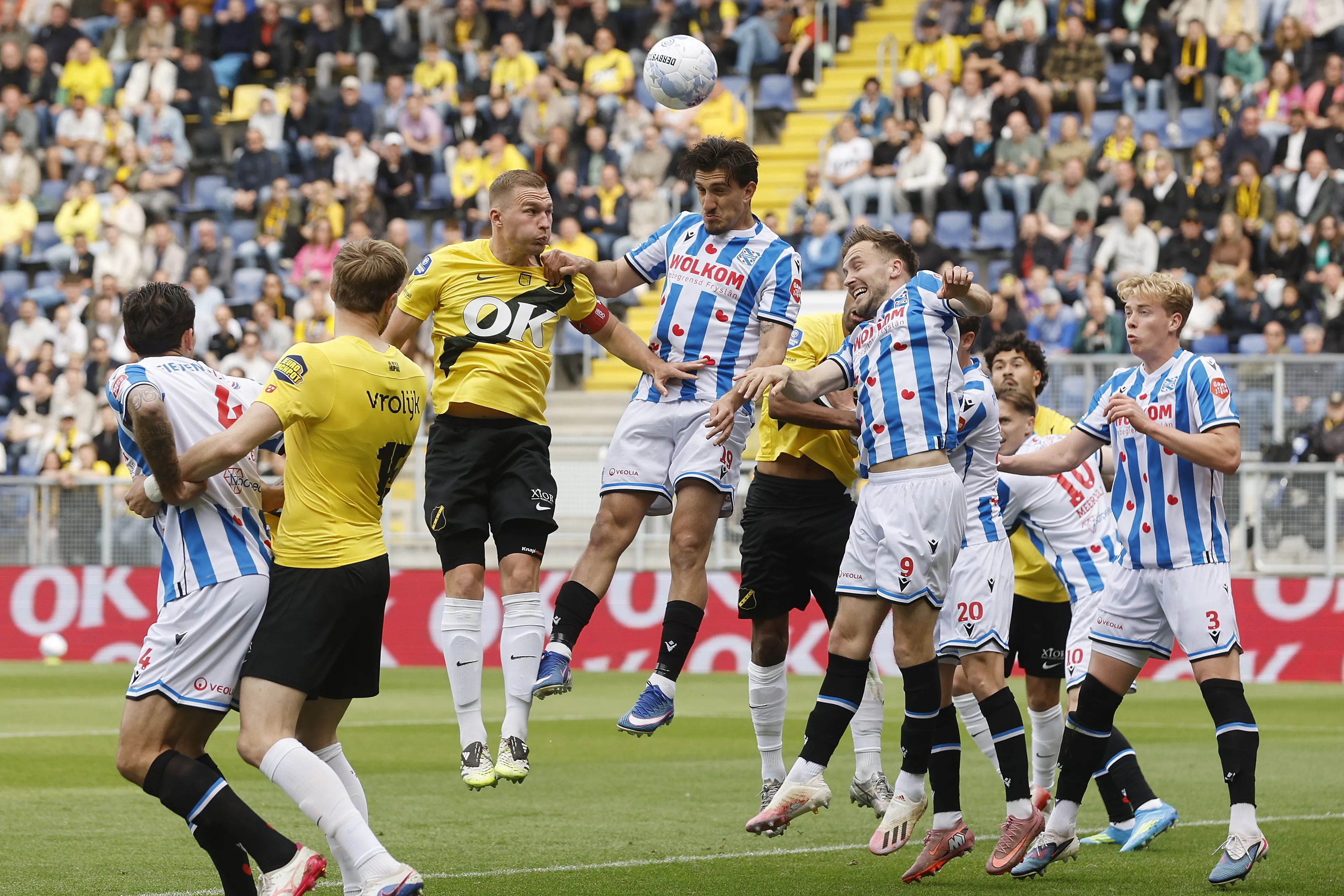 NAC wint gestaakte wedstrijd, elf arrestaties rond duel met Heerenveen