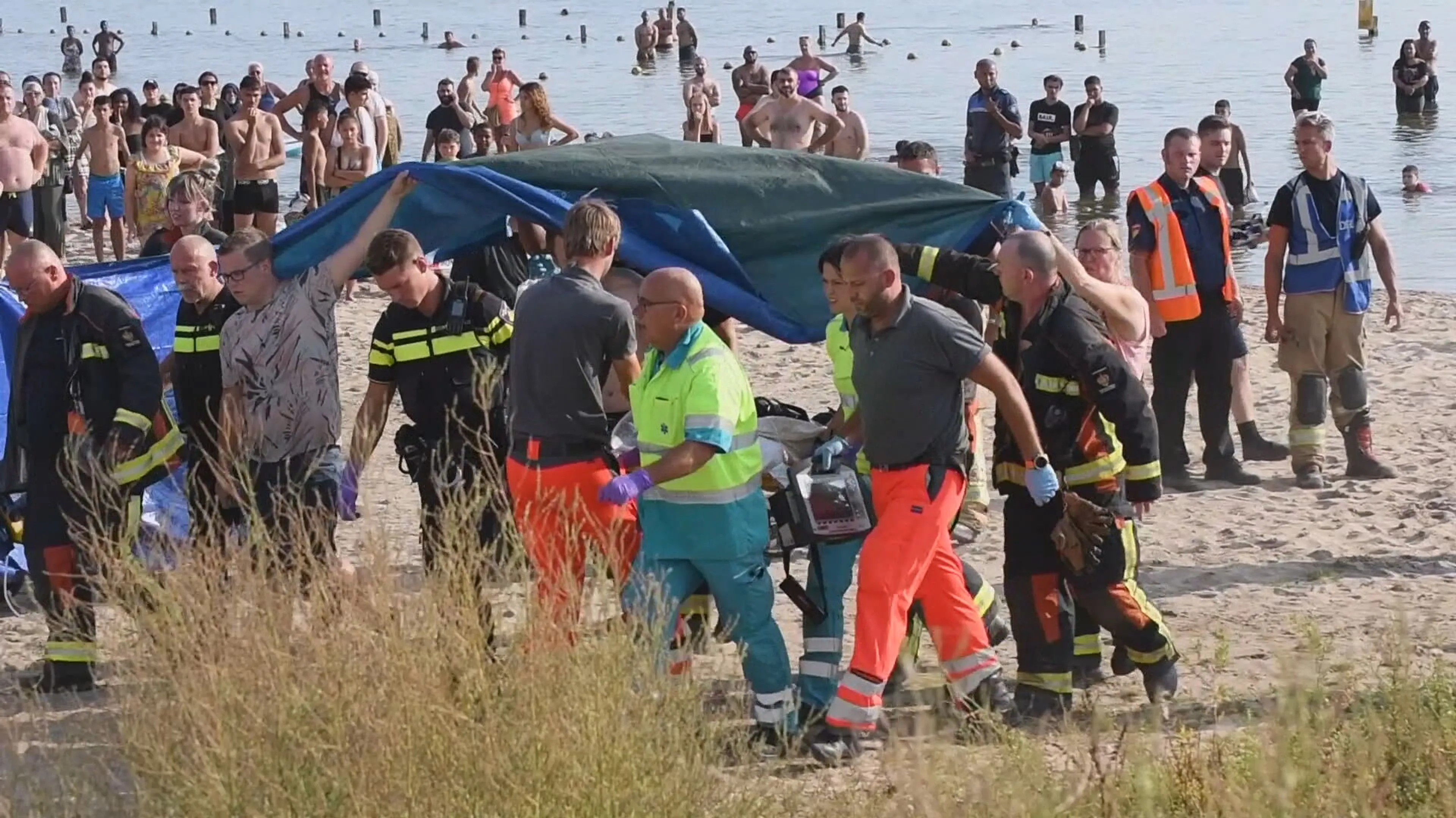 Drama op Rotterdams strand: zwemmer (25) overleden en kindje (7) na kwartier uit water gehaald