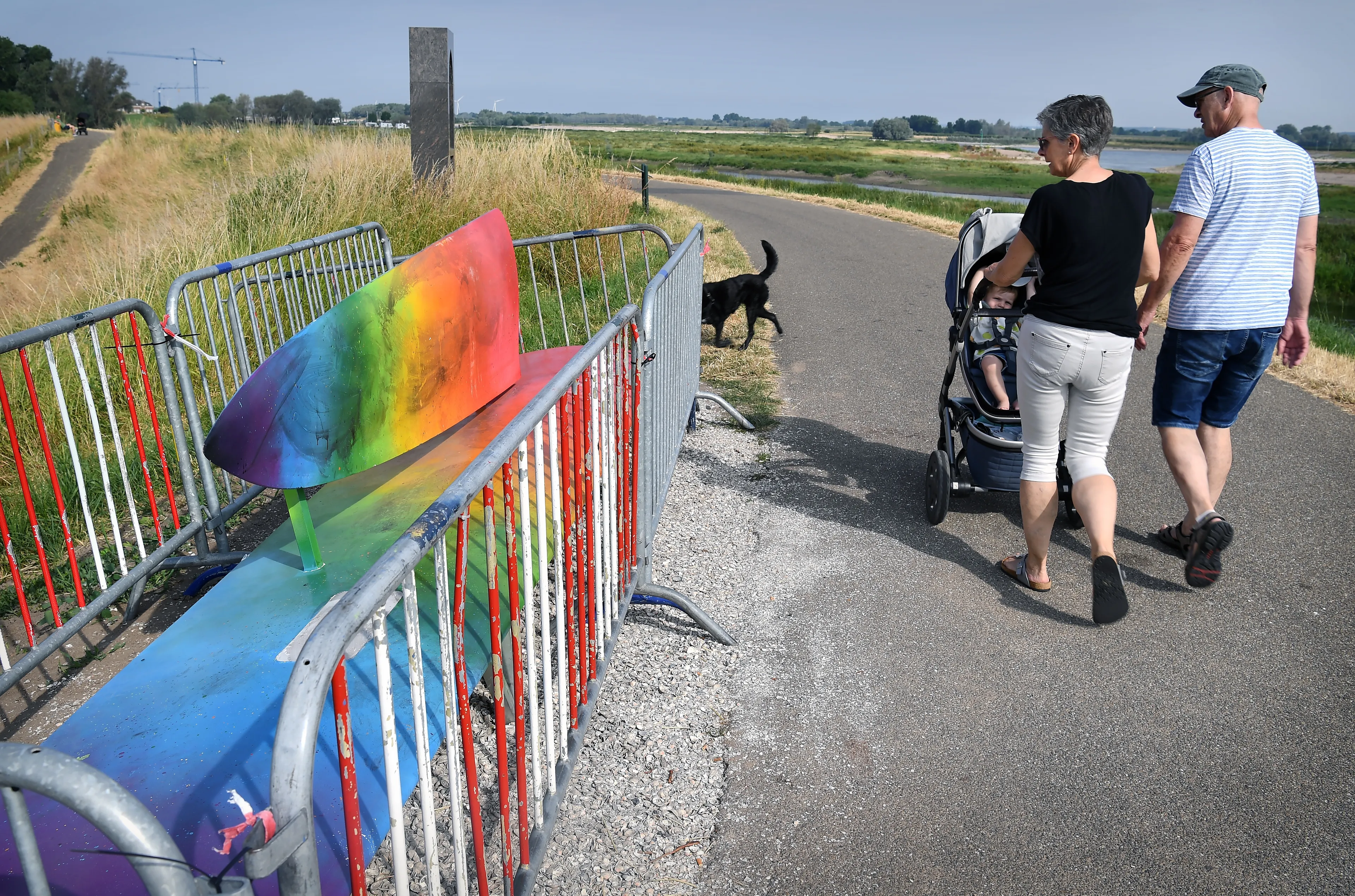 Regenboogbankje in Friese Kollum alweer beklad: 'Maar we geven niet op'