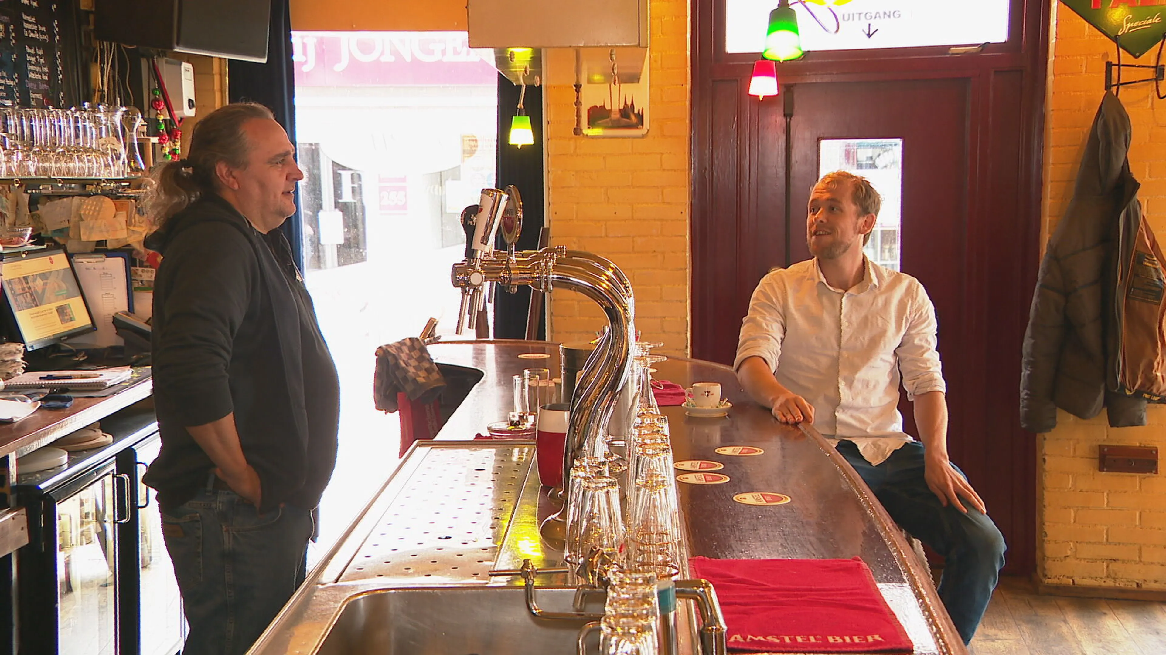 Café-eigenaar gered door Benefietquiz: 'Daardoor staat mijn zaak nog overeind'