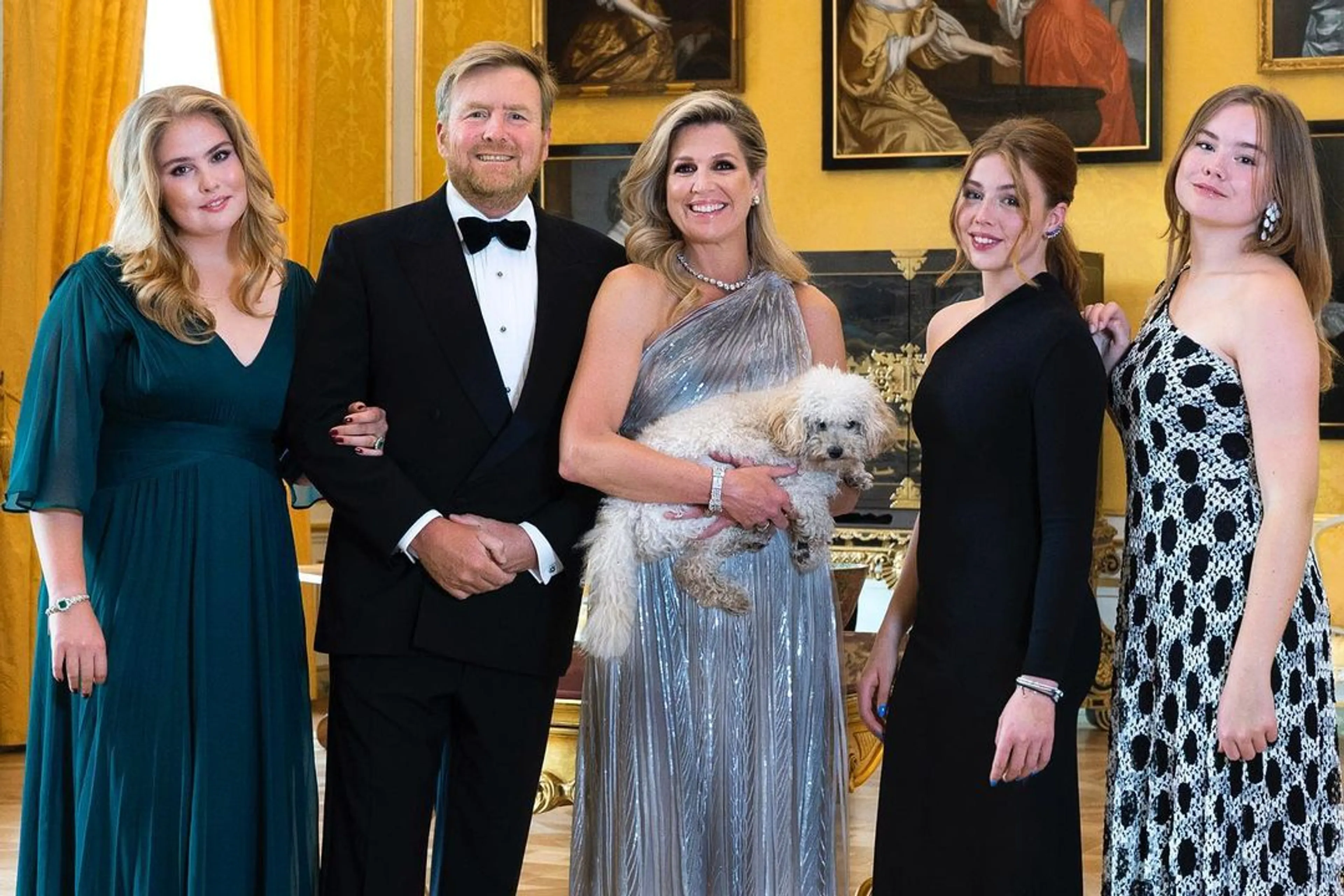 Koninklijk gezin schittert samen met hond Mambo op jaarlijkse kerstkaart